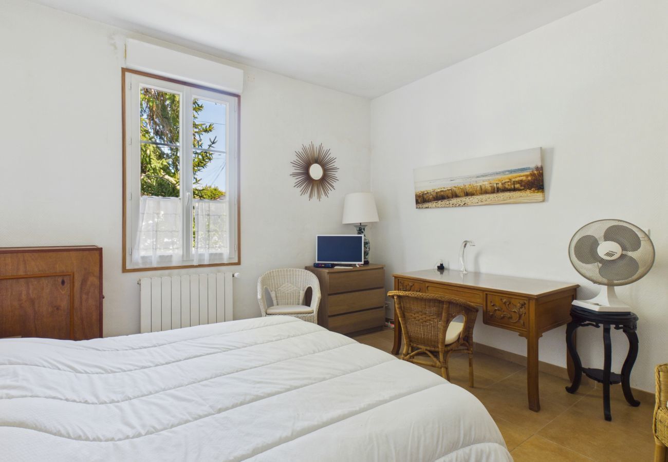 Villa in Andernos-les-Bains - 200m from the beach- House with great garden 