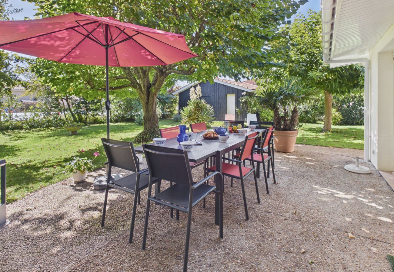 Villa in Andernos-les-Bains - 200m from the beach- House with great garden 