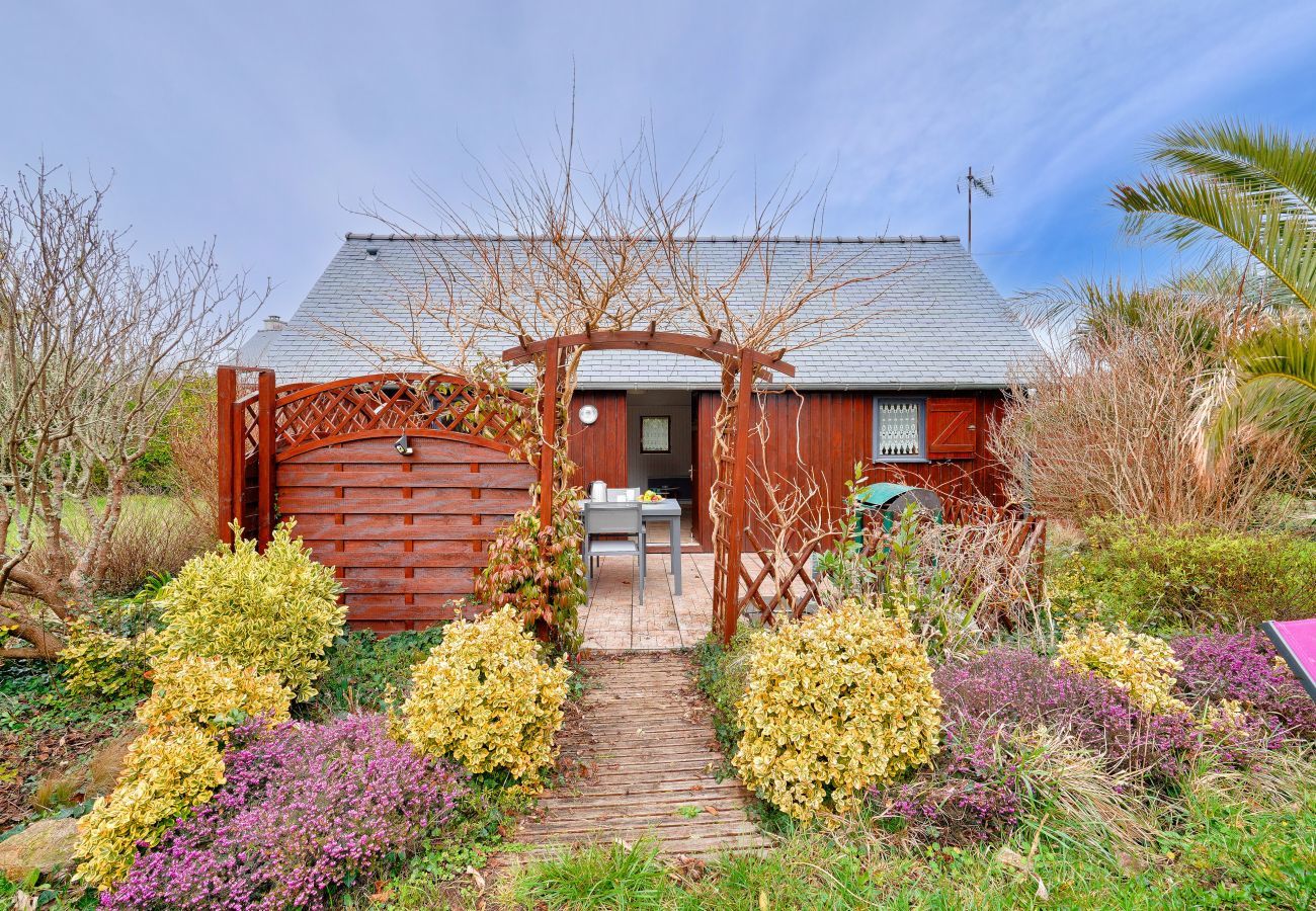 Chalet in Loctudy - 800m from the beach, quiet chalet for 4