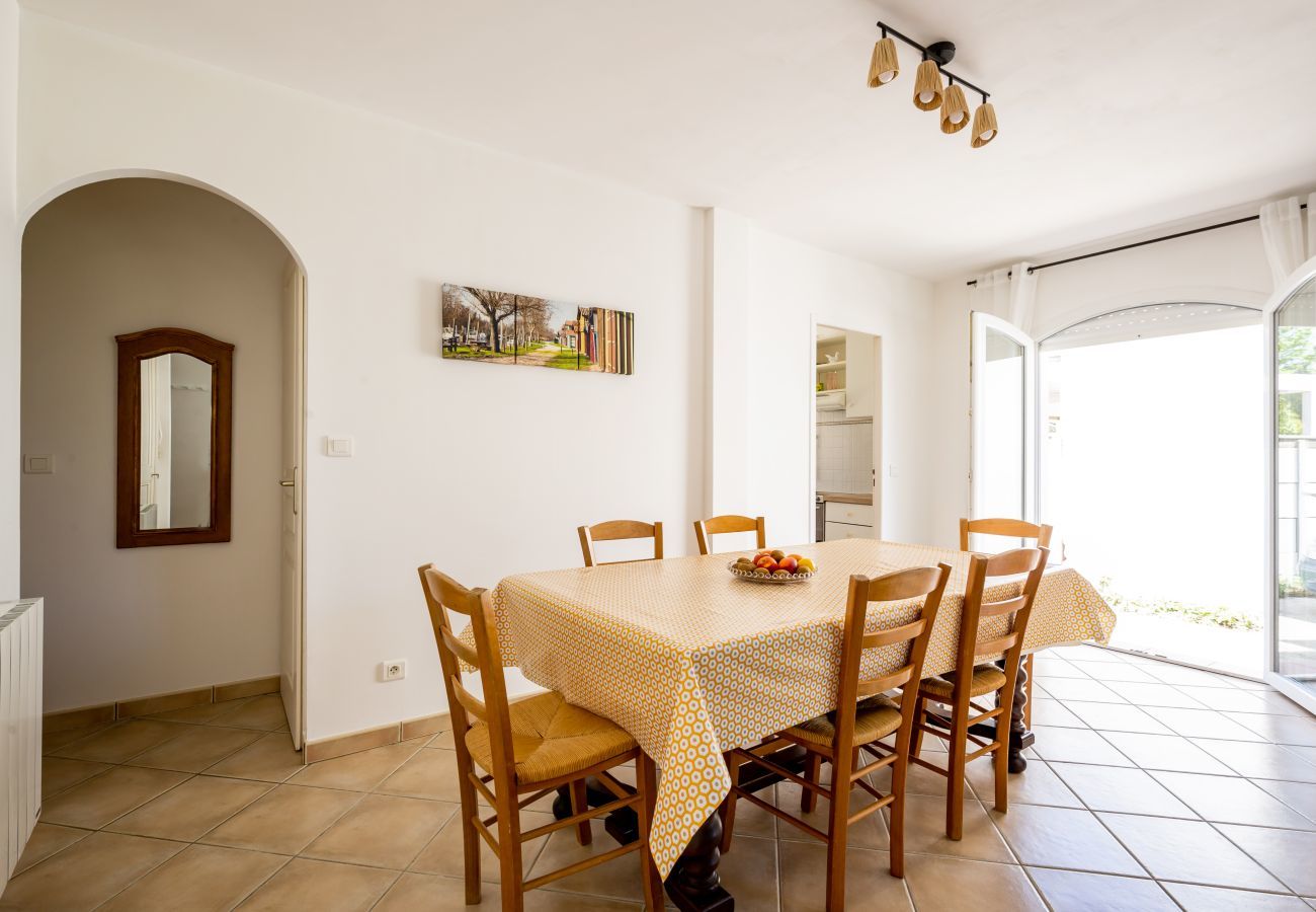 House in Andernos-les-Bains - 250 m from the beach - House with garden for 4