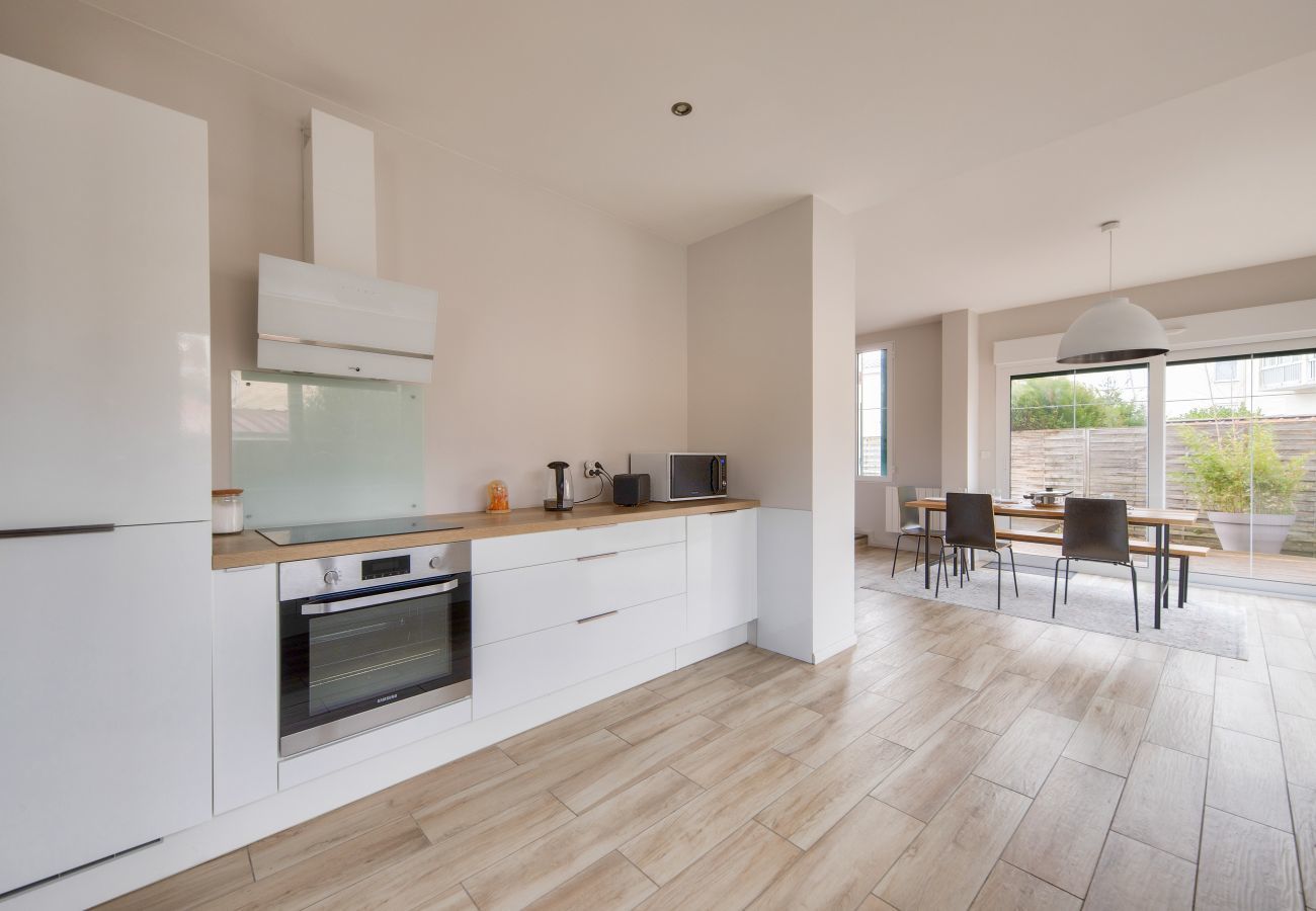 House in Lanton - 300m from the beach, house for 7 with a pool