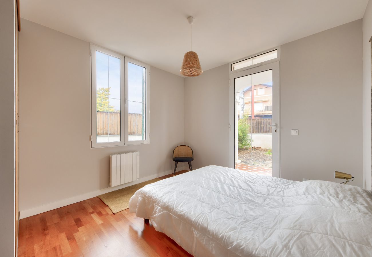 House in Lanton - 300m from the beach, house for 7 with a pool