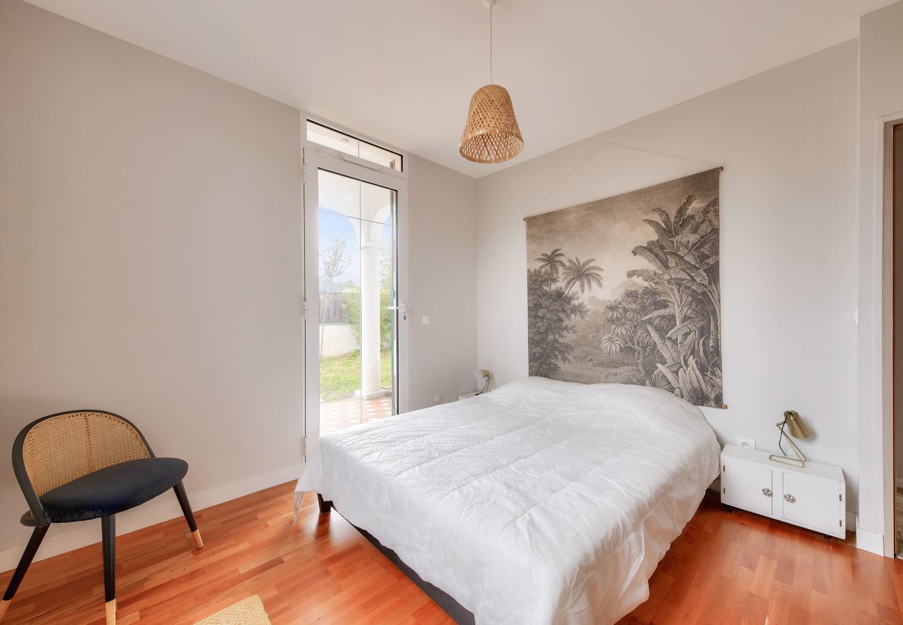 House in Lanton - 300m from the beach, house for 7 with a pool