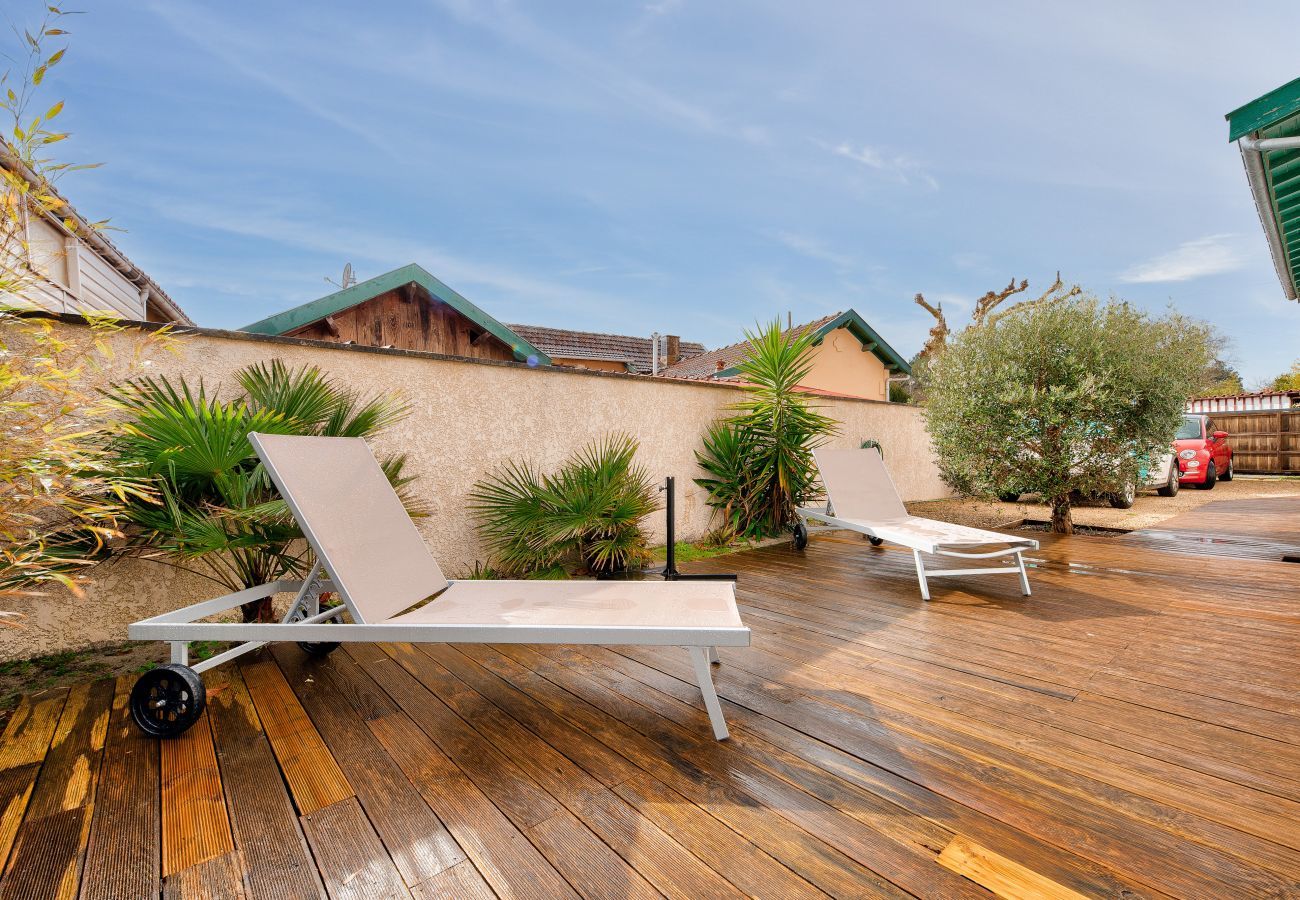 House in Lanton - 300m from the beach, house for 7 with a pool