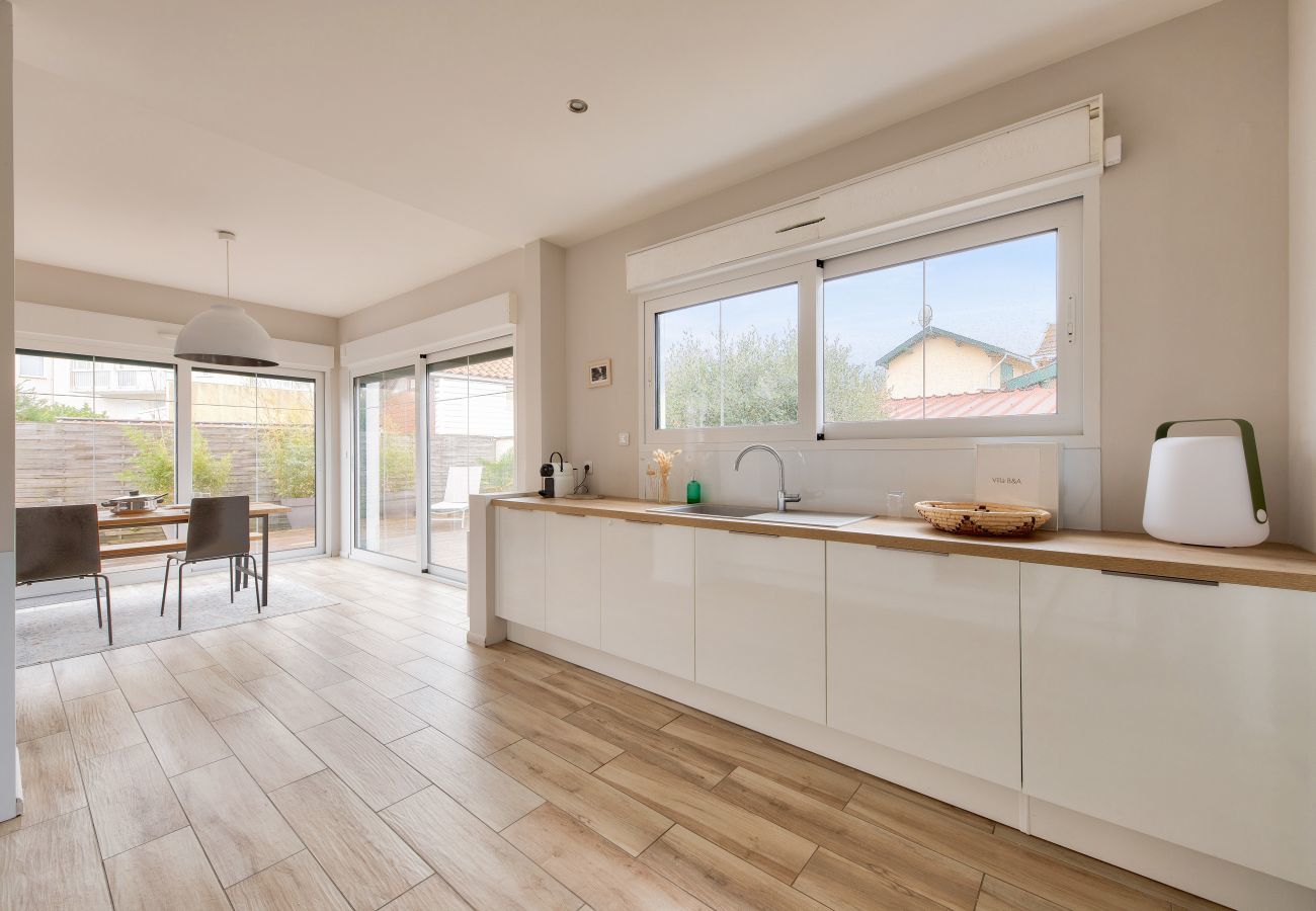 House in Lanton - 300m from the beach, house for 7 with a pool