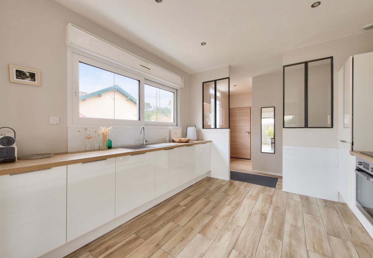House in Lanton - 300m from the beach, house for 7 with a pool