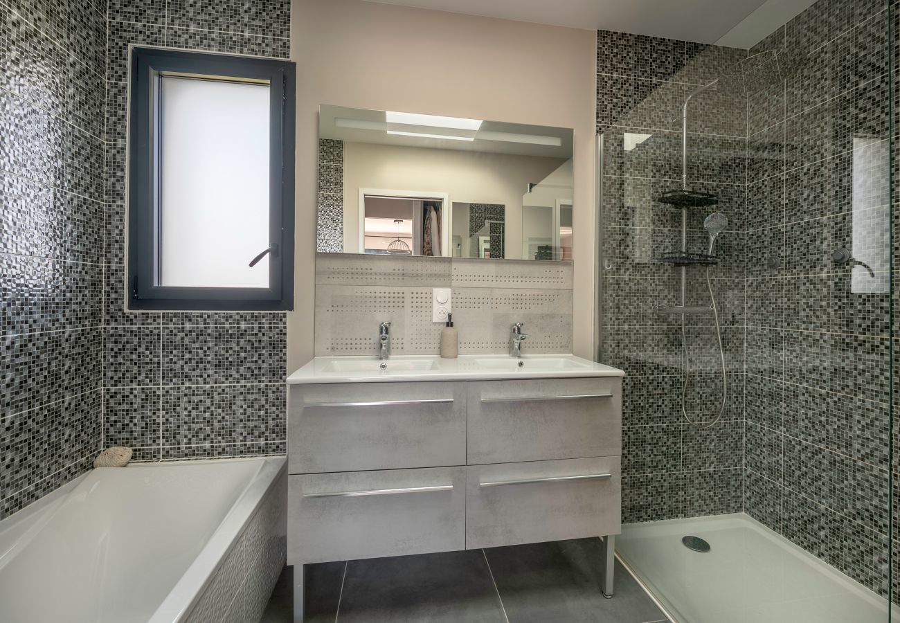 House in Pornic - Family home with jacuzzi for 6
