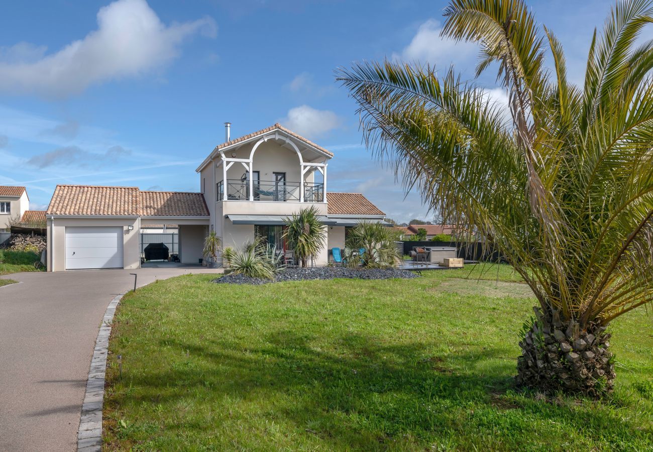 House in Pornic - Family home with jacuzzi for 6