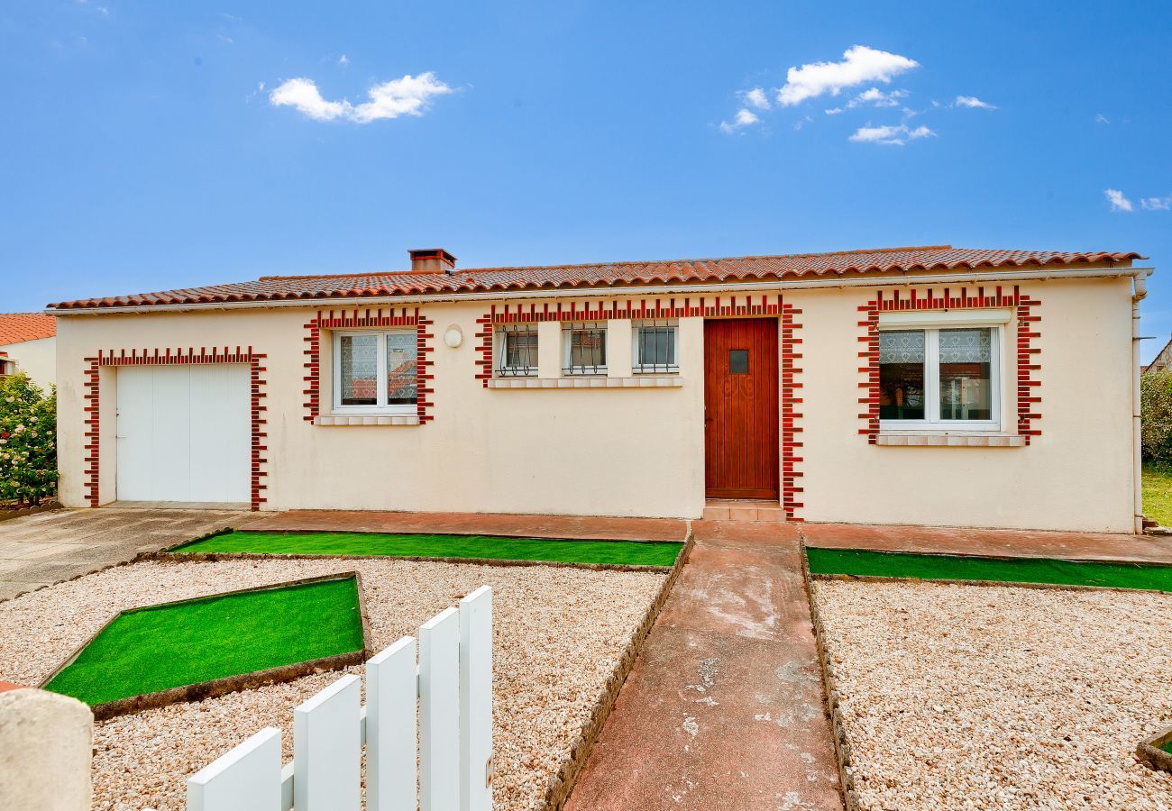 House in Brem-sur-Mer - House and garden for 4 in Brem-sur-Mer