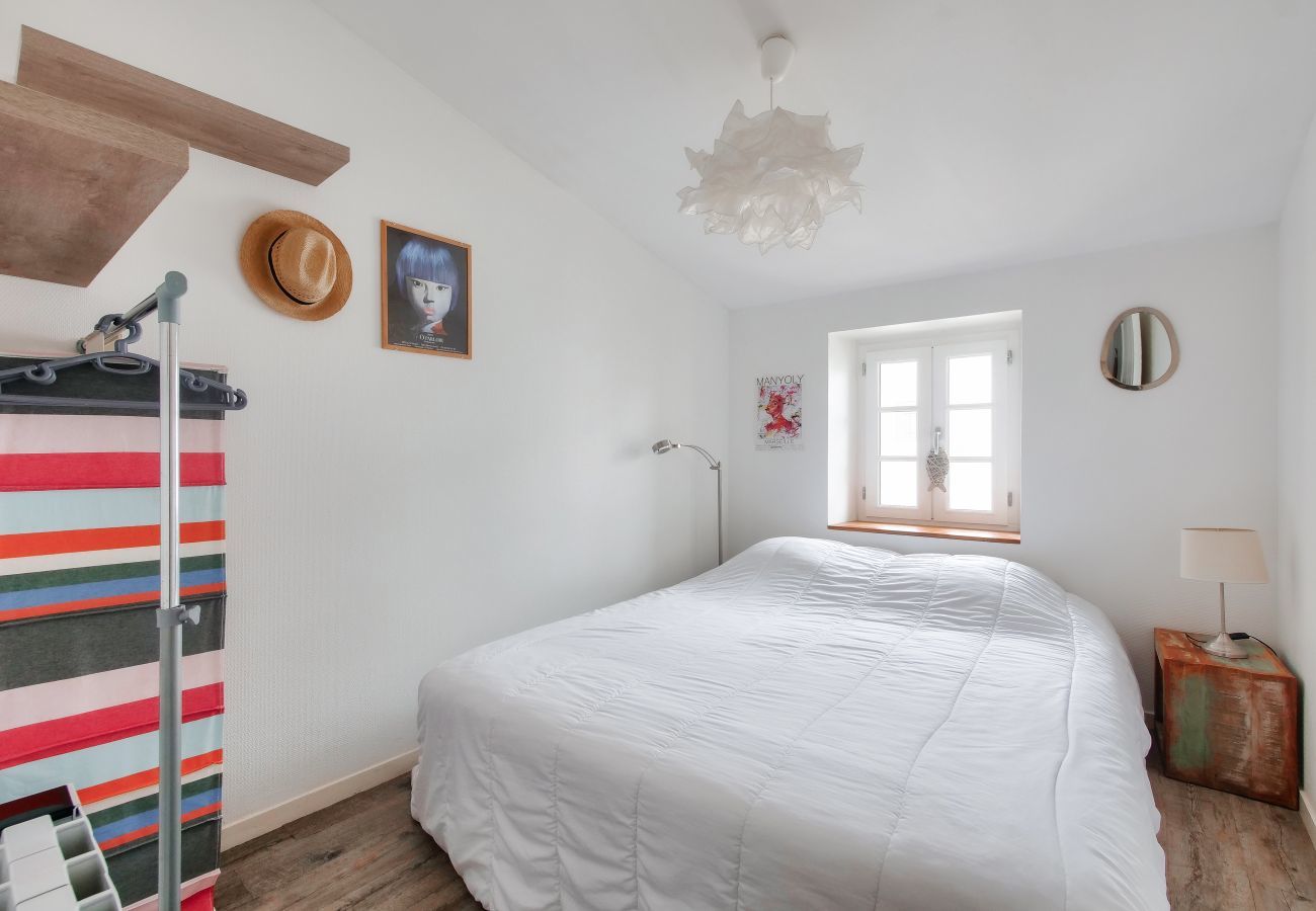 Apartment in Saint-Martin-de-Ré - With terrace near the Port of St-Martin-de-Ré