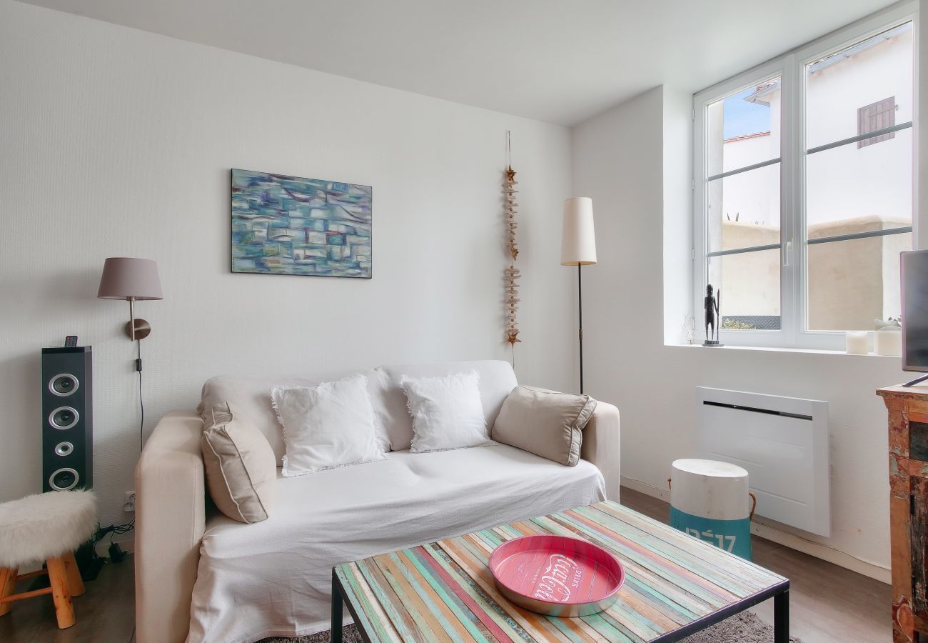 Apartment in Saint-Martin-de-Ré - With terrace near the Port of St-Martin-de-Ré