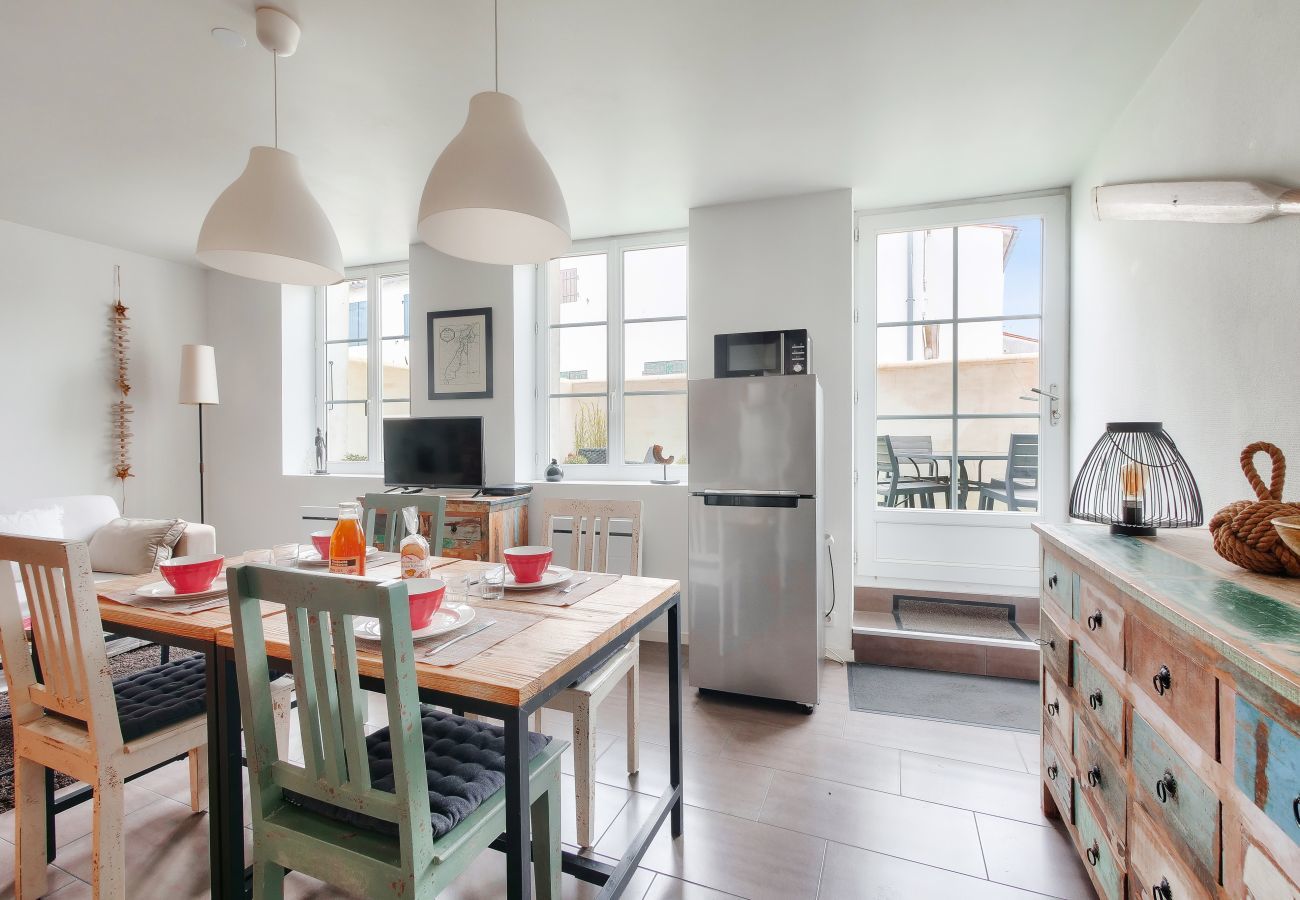 Apartment in Saint-Martin-de-Ré - With terrace near the Port of St-Martin-de-Ré