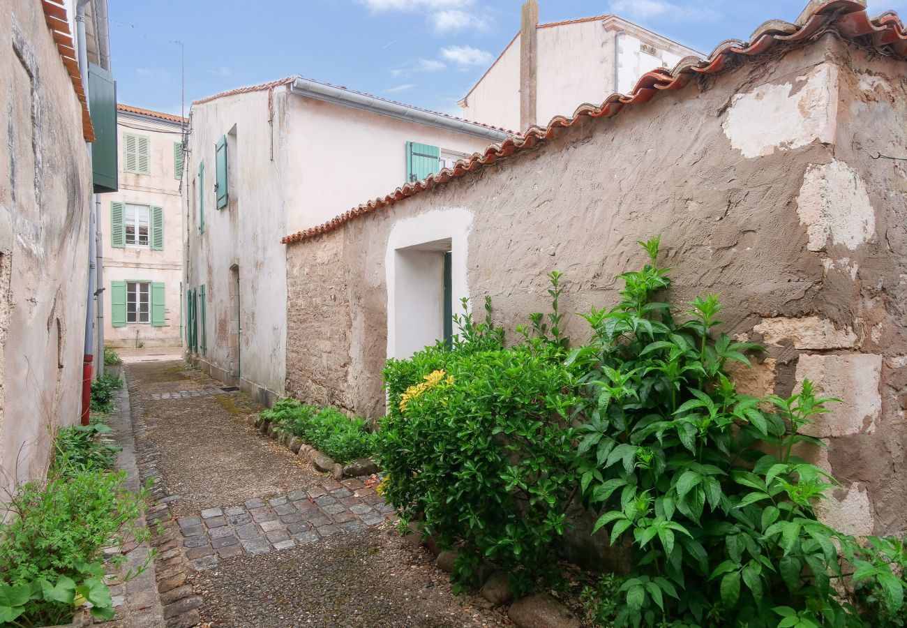 Apartment in Saint-Martin-de-Ré - With terrace near the Port of St-Martin-de-Ré