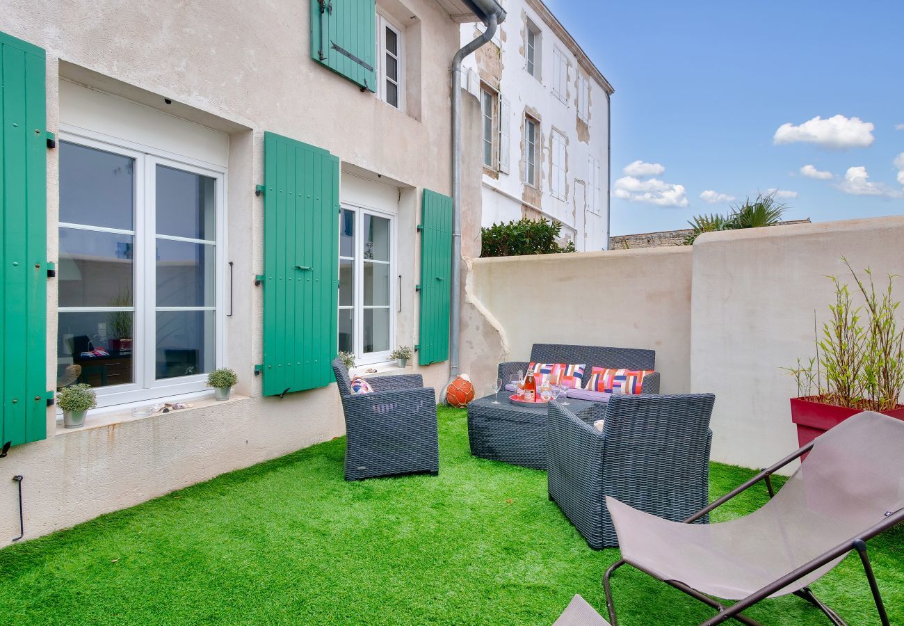 Apartment in Saint-Martin-de-Ré - With terrace near the Port of St-Martin-de-Ré