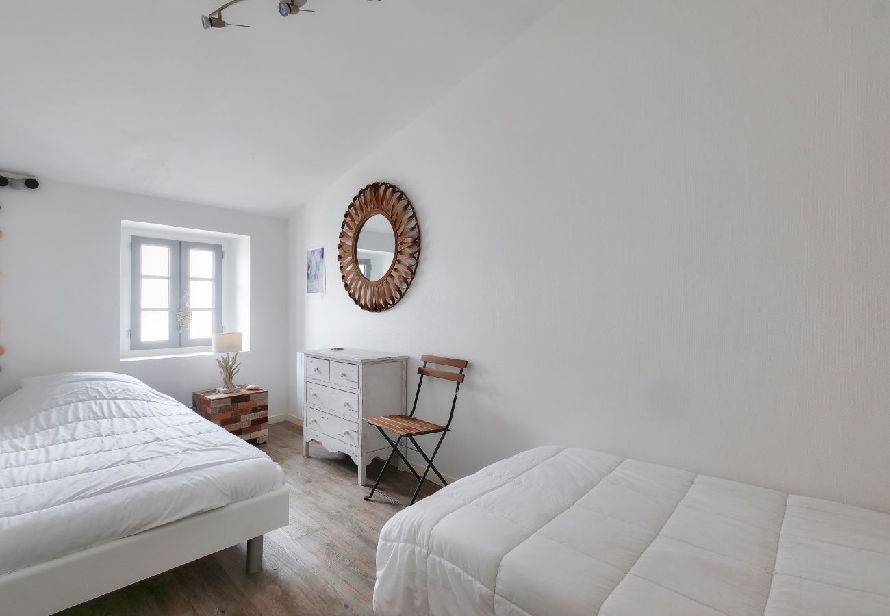 Apartment in Saint-Martin-de-Ré - With terrace near the Port of St-Martin-de-Ré