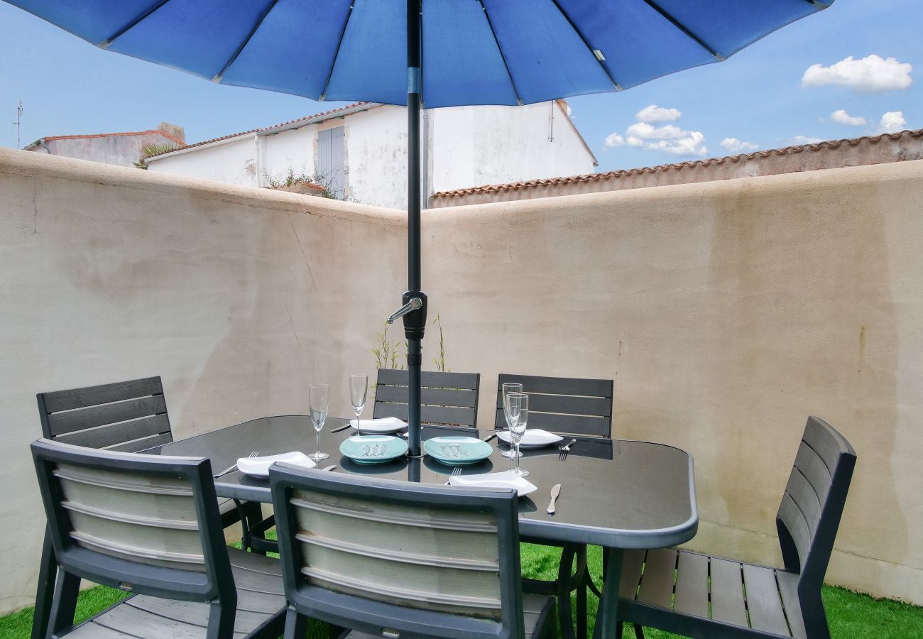 Apartment in Saint-Martin-de-Ré - With terrace near the Port of St-Martin-de-Ré