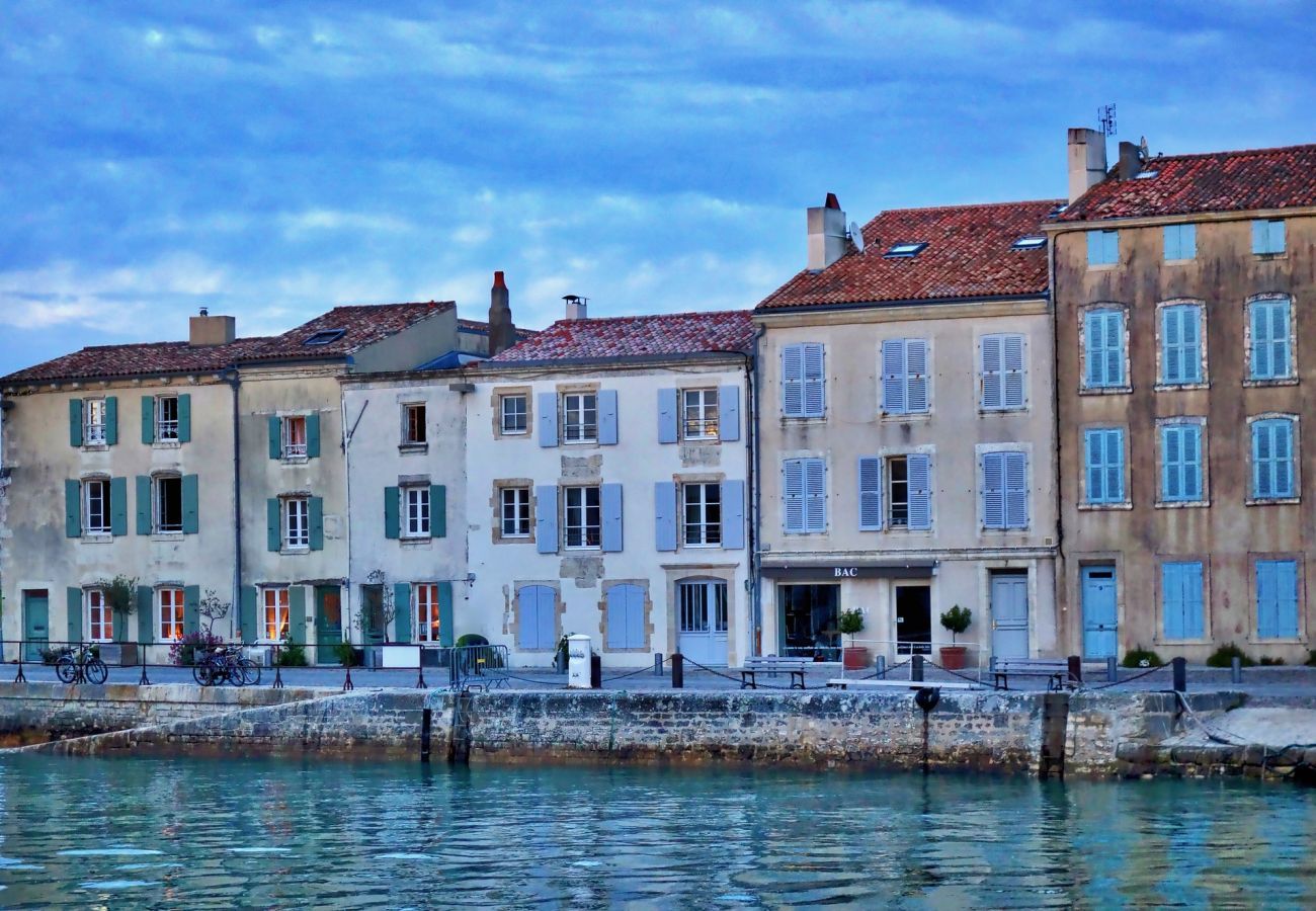Apartment in Saint-Martin-de-Ré - With terrace near the Port of St-Martin-de-Ré