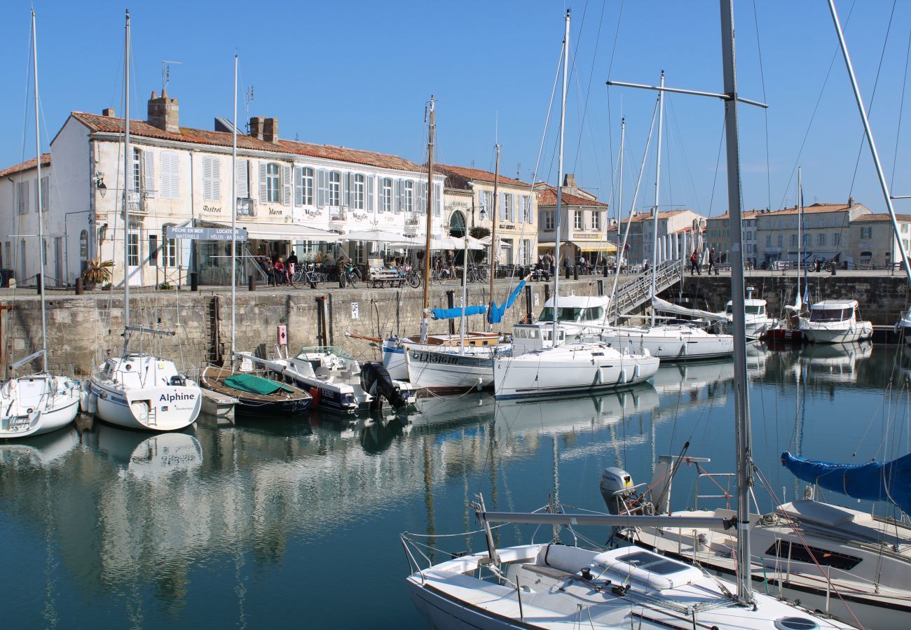 Apartment in Saint-Martin-de-Ré - With terrace near the Port of St-Martin-de-Ré
