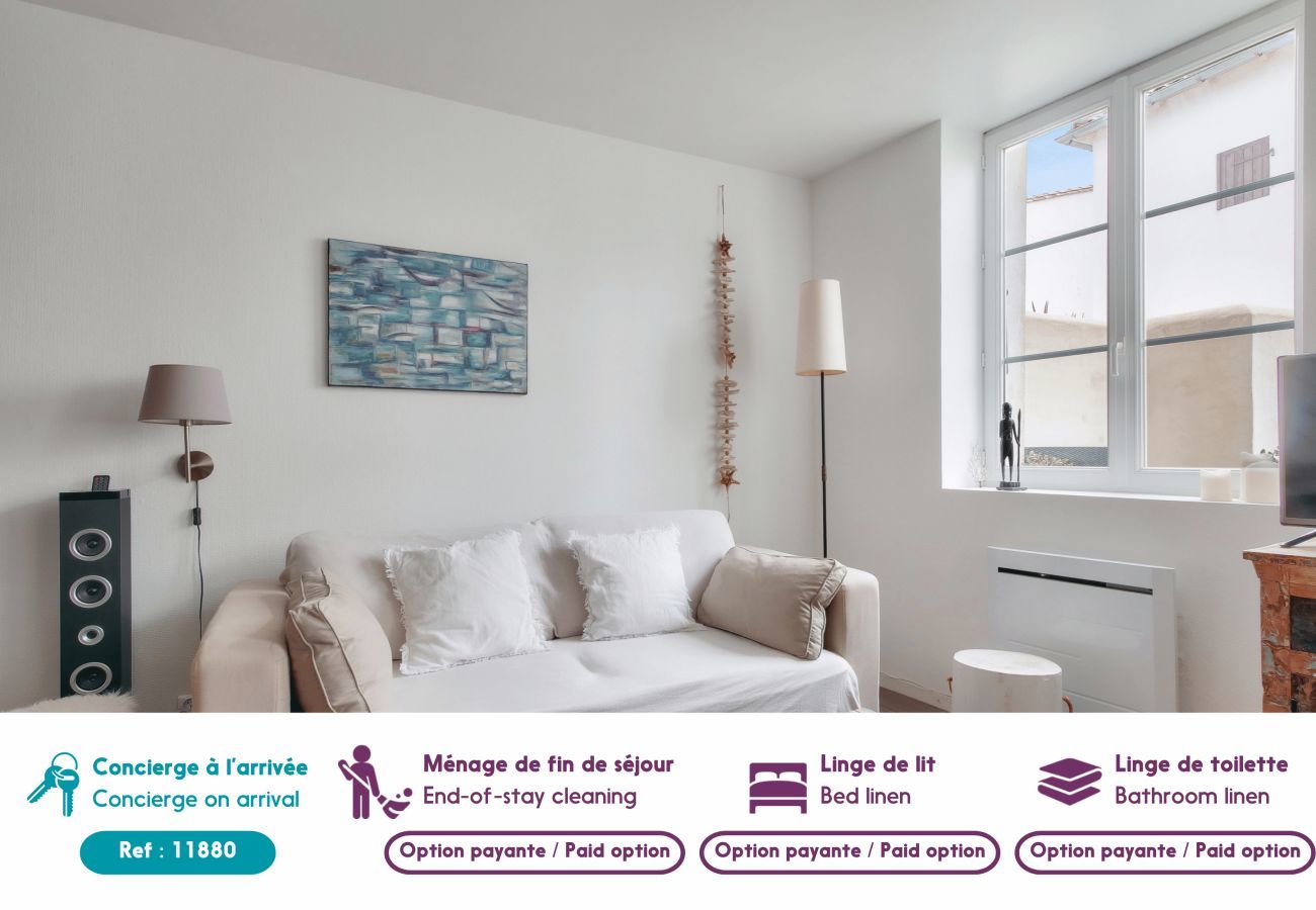 Apartment in Saint-Martin-de-Ré - With terrace near the Port of St-Martin-de-Ré