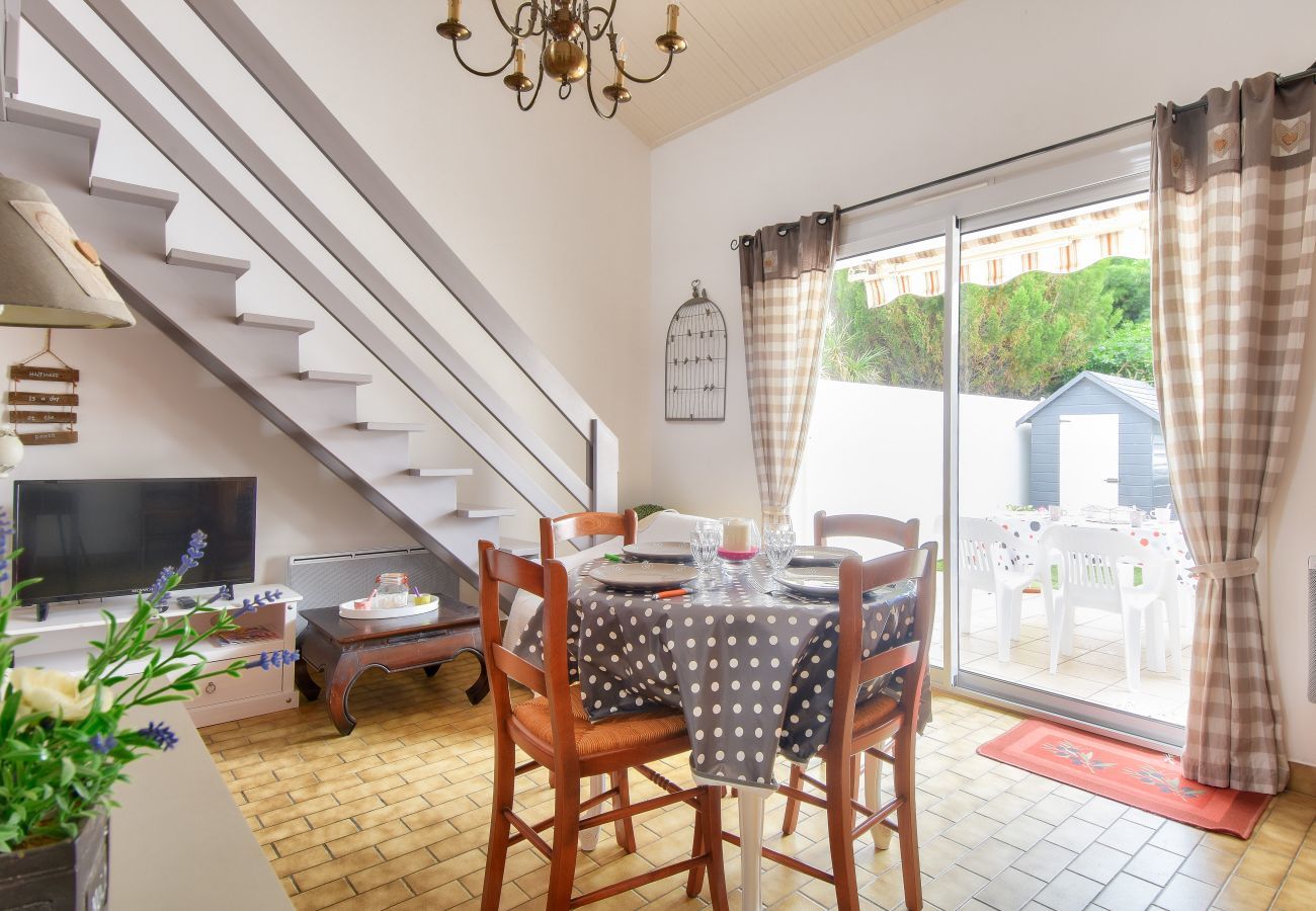 Terraced House in Saint-Hilaire-de-Riez - 150m beach - House for 4 - Colourful terrace