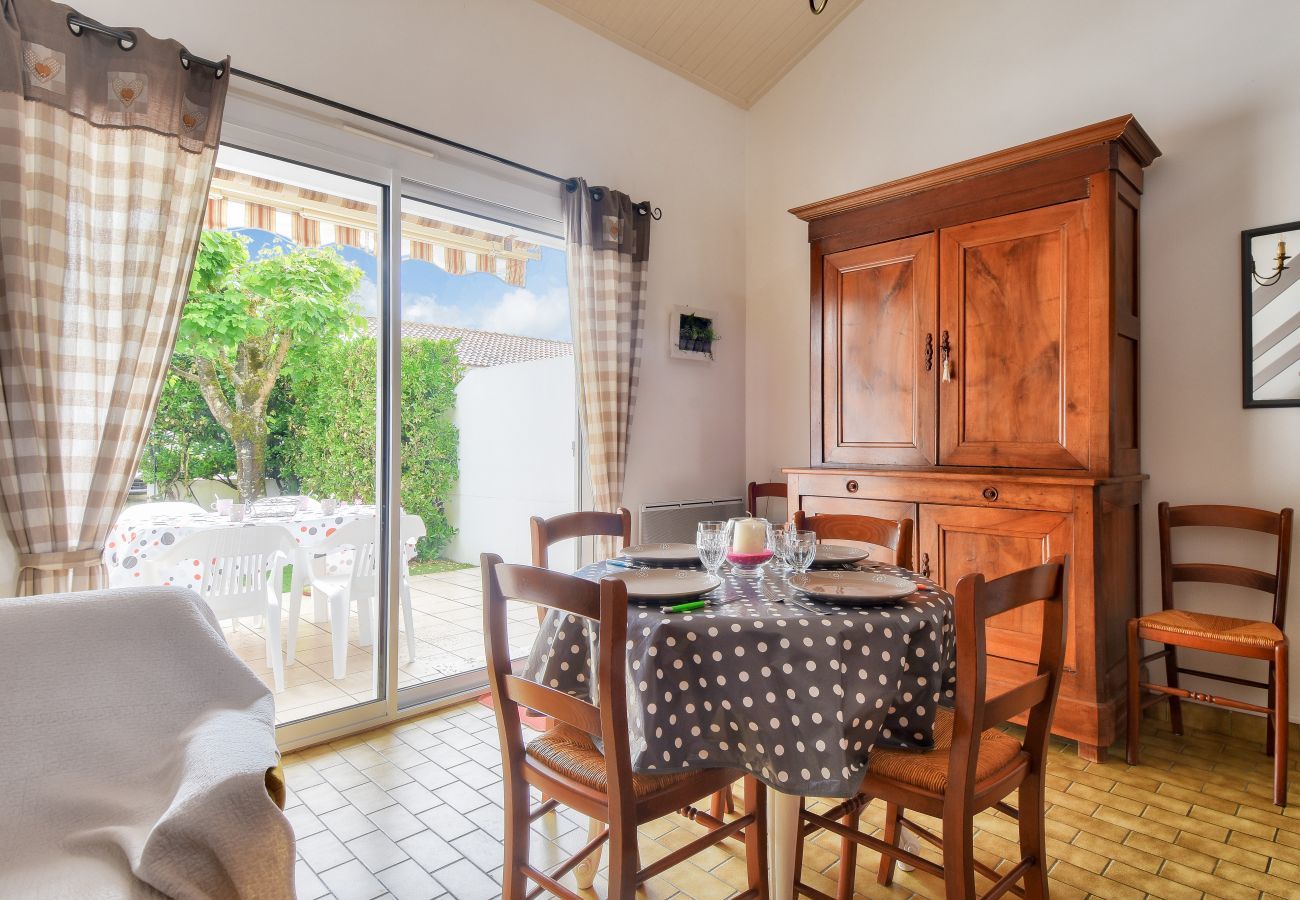 Terraced House in Saint-Hilaire-de-Riez - 150m beach - House for 4 - Colourful terrace