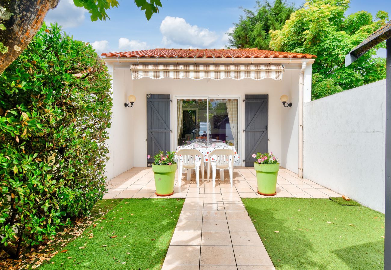 Terraced House in Saint-Hilaire-de-Riez - 150m beach - House for 4 - Colourful terrace