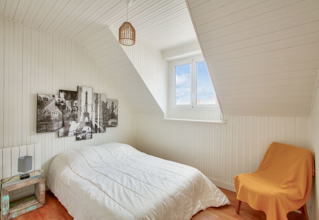 House in Pléneuf-Val-André - 190m from the beach, downtown, house for 8