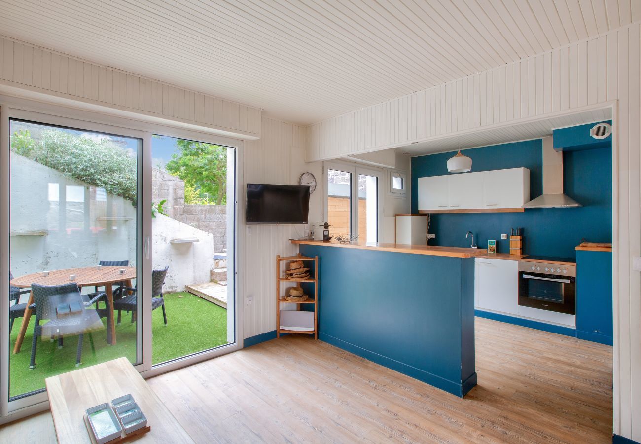 House in Pléneuf-Val-André - 190m from the beach, downtown, house for 8