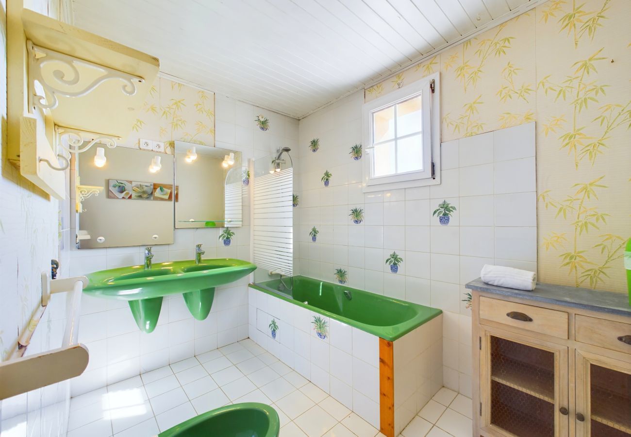 House in Saint-Clément-des-Baleines - 180m from the seaside, house for 11