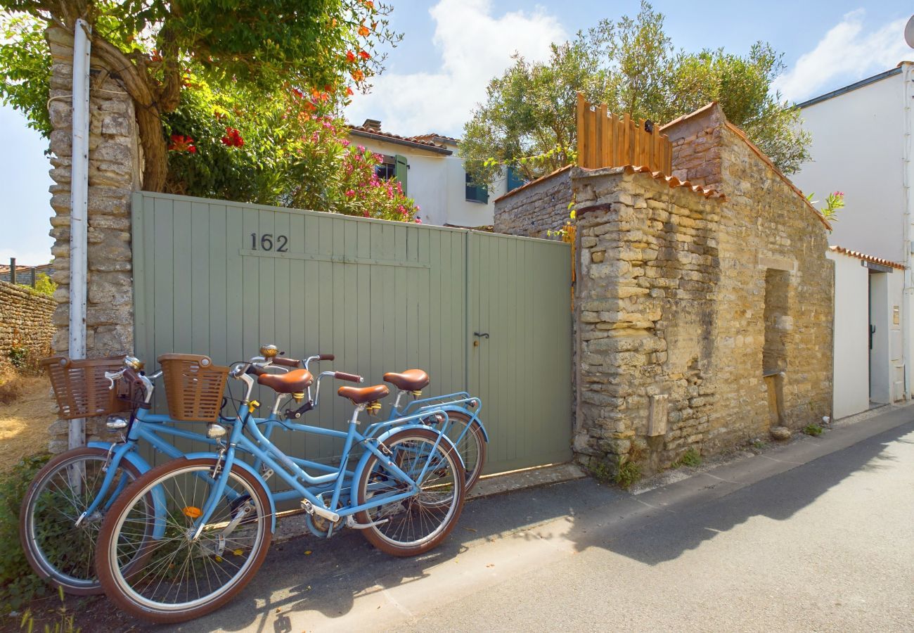 Terraced House in Saint-Clément-des-Baleines - 750m from beaches, beautiful cottage for 4
