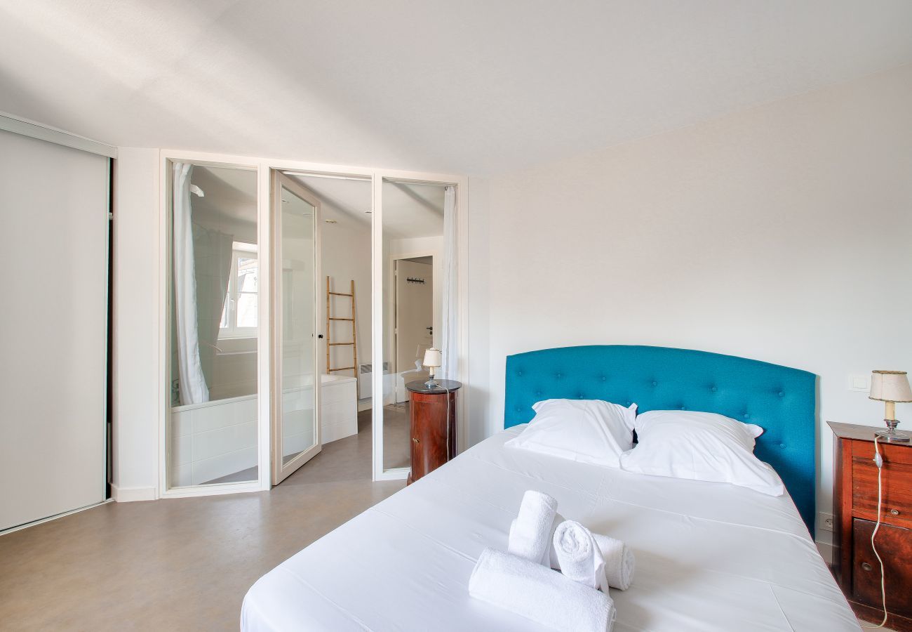 Apartment in Nantes - Nantes Downtown, Big flat for 2 under the roof