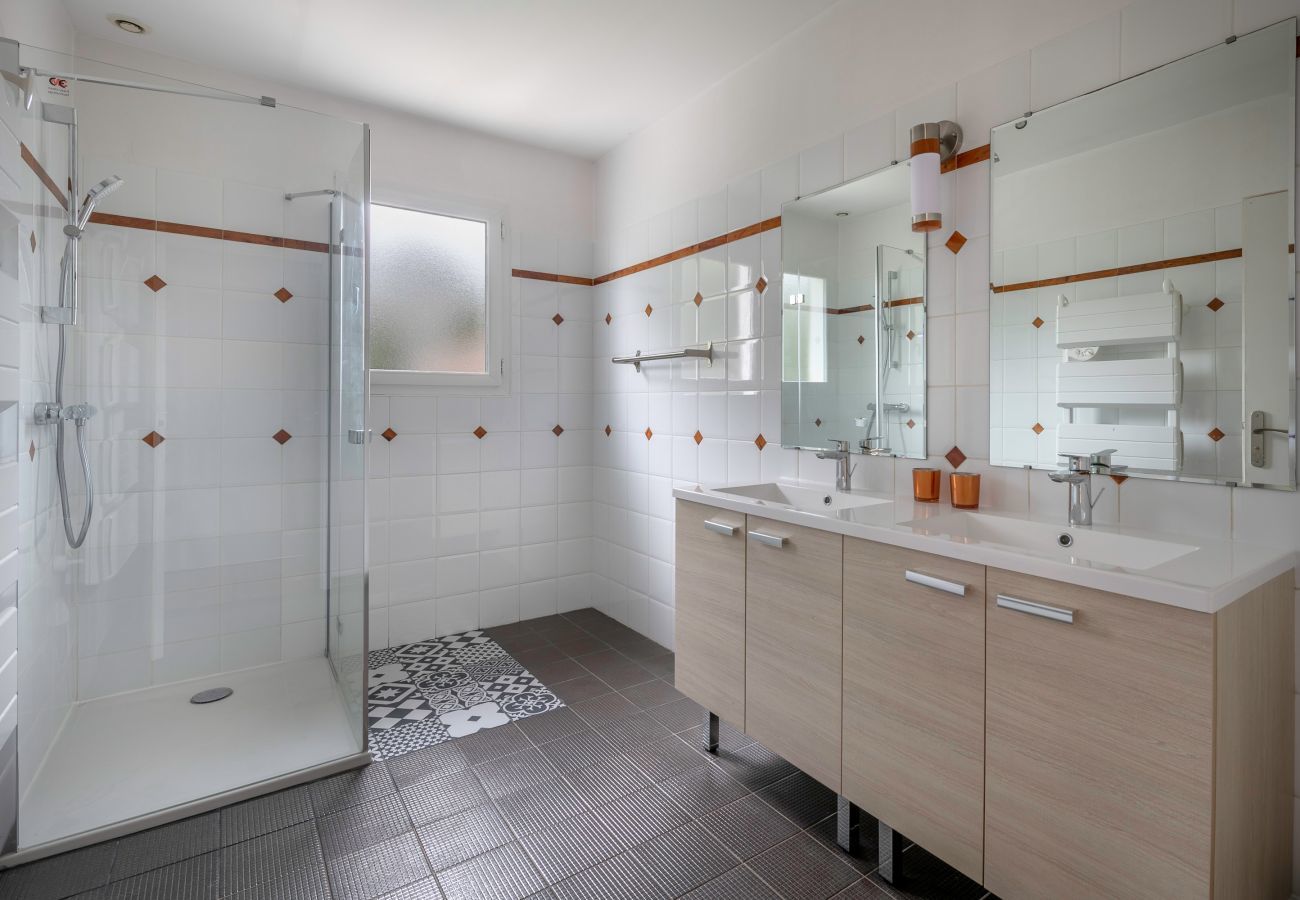 House in Saint-Michel-Chef-Chef - House for 8 people - 300m from the beach