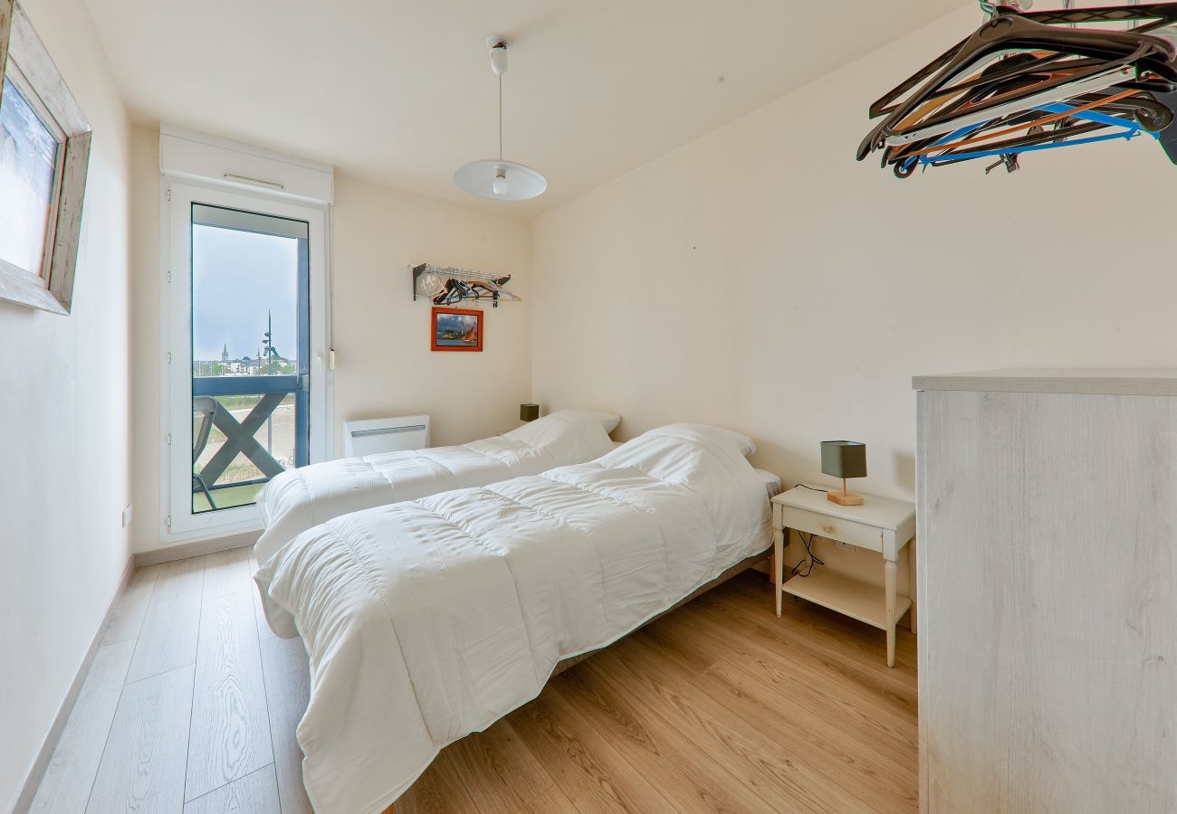 Apartment in Arzon - Crouesty Harbor, flat with a pool for 4