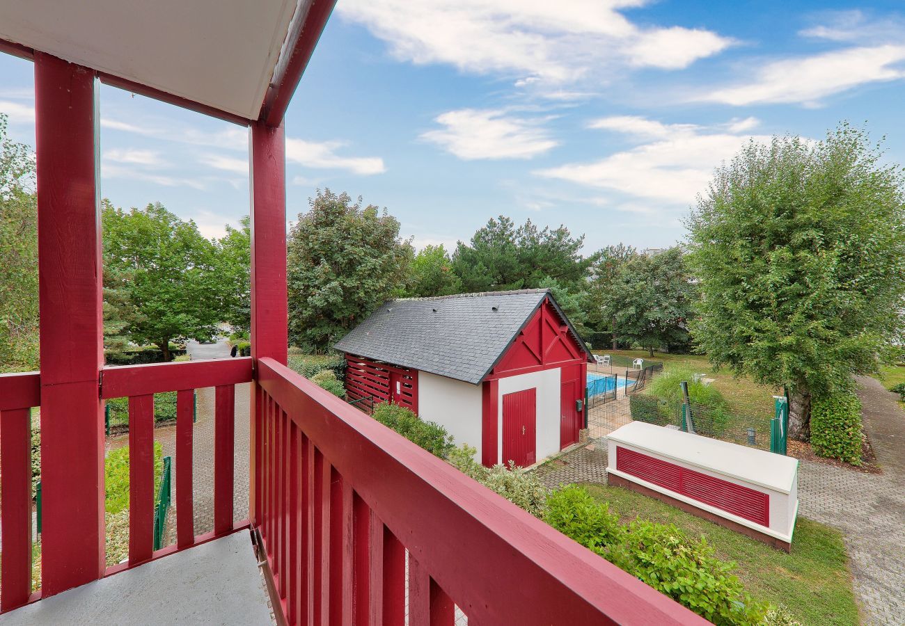 Apartment in Arzon - Crouesty Harbor, flat with a pool for 4