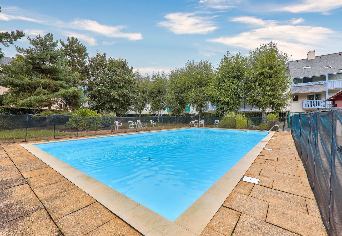 Apartment in Arzon - Crouesty Harbor, flat with a pool for 4