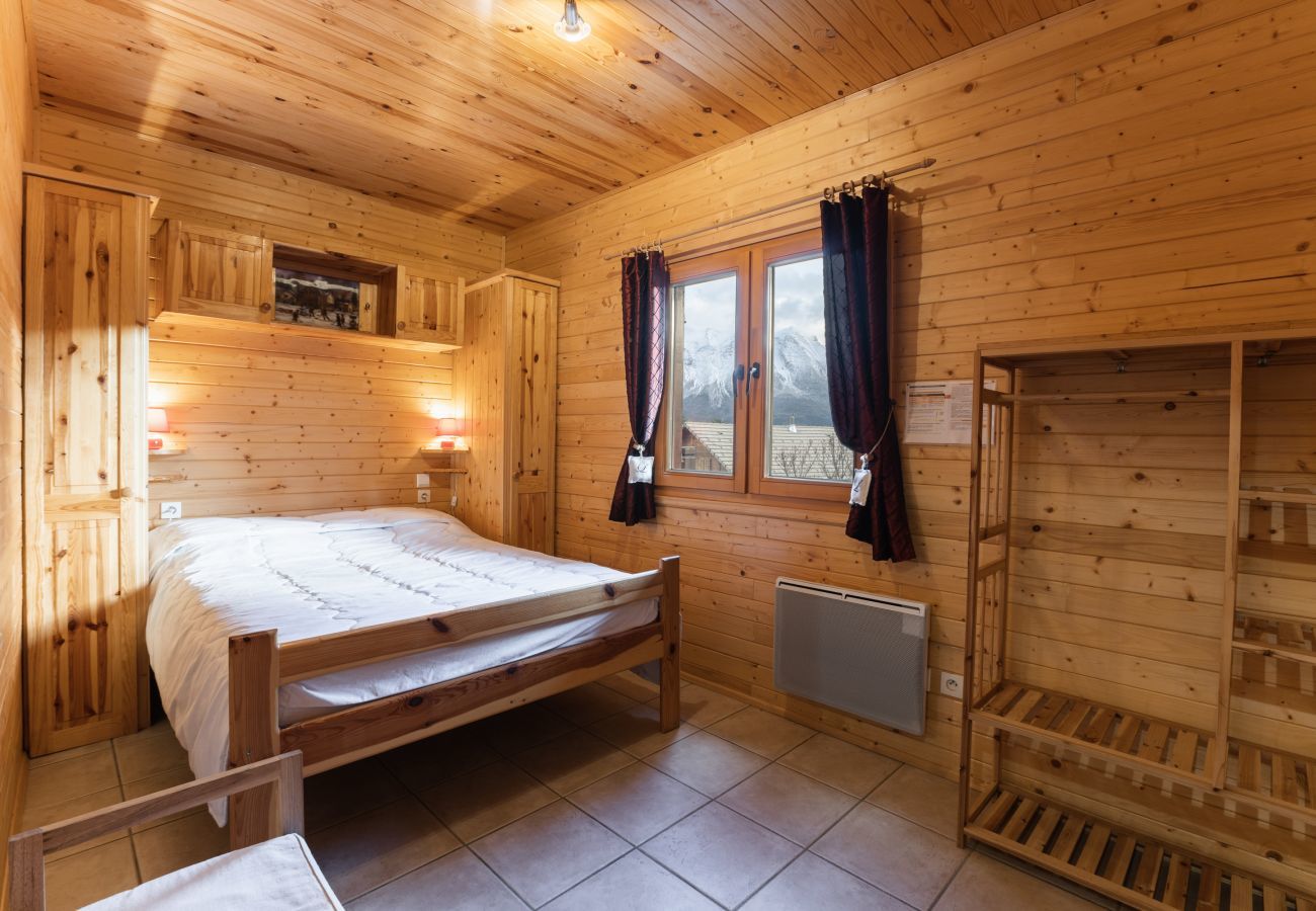 Chalet in Le Dévoluy - 400m from the slopes, comfortable chalet for 10