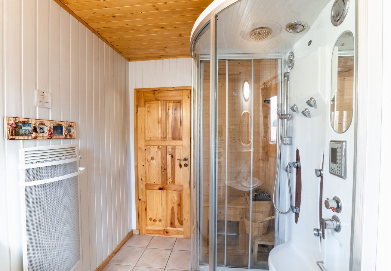 Chalet in Le Dévoluy - 400m from the slopes, comfortable chalet for 10