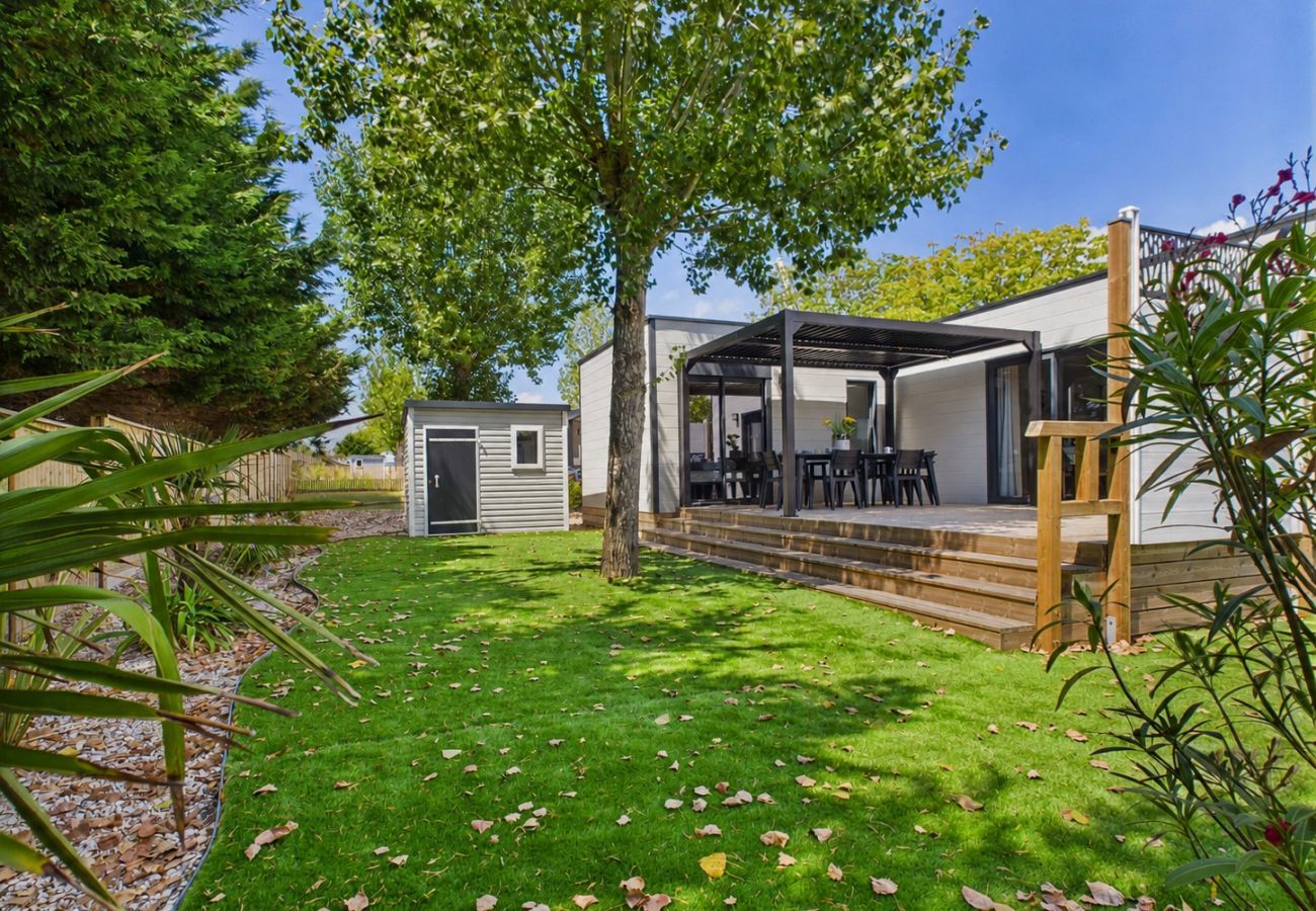 Chalet in Saint-Gilles-Croix-de-Vie - Les Voiles Blanches, chalet with pool for 8