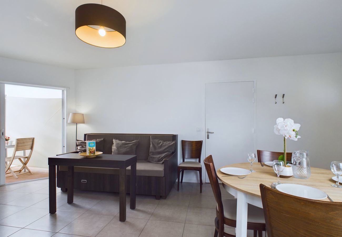Apartment in La Tranche-sur-Mer - On the beach, flat for 4, amazing seaview