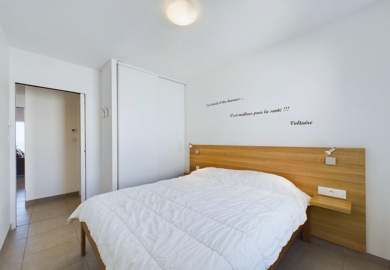 Apartment in La Tranche-sur-Mer - On the beach, flat for 12, amazing sea view