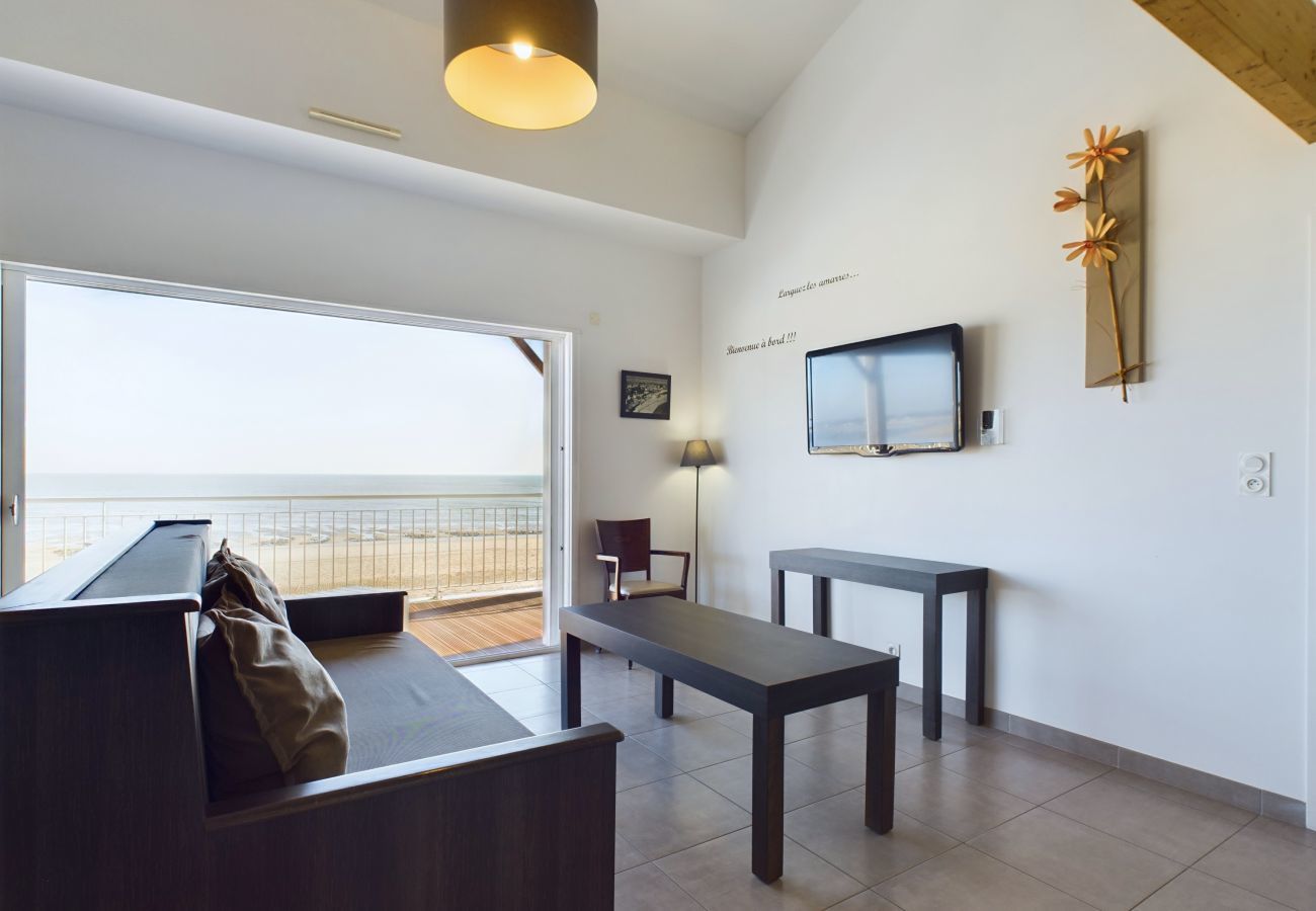 Apartment in La Tranche-sur-Mer - On the beach, flat for 12, amazing sea view