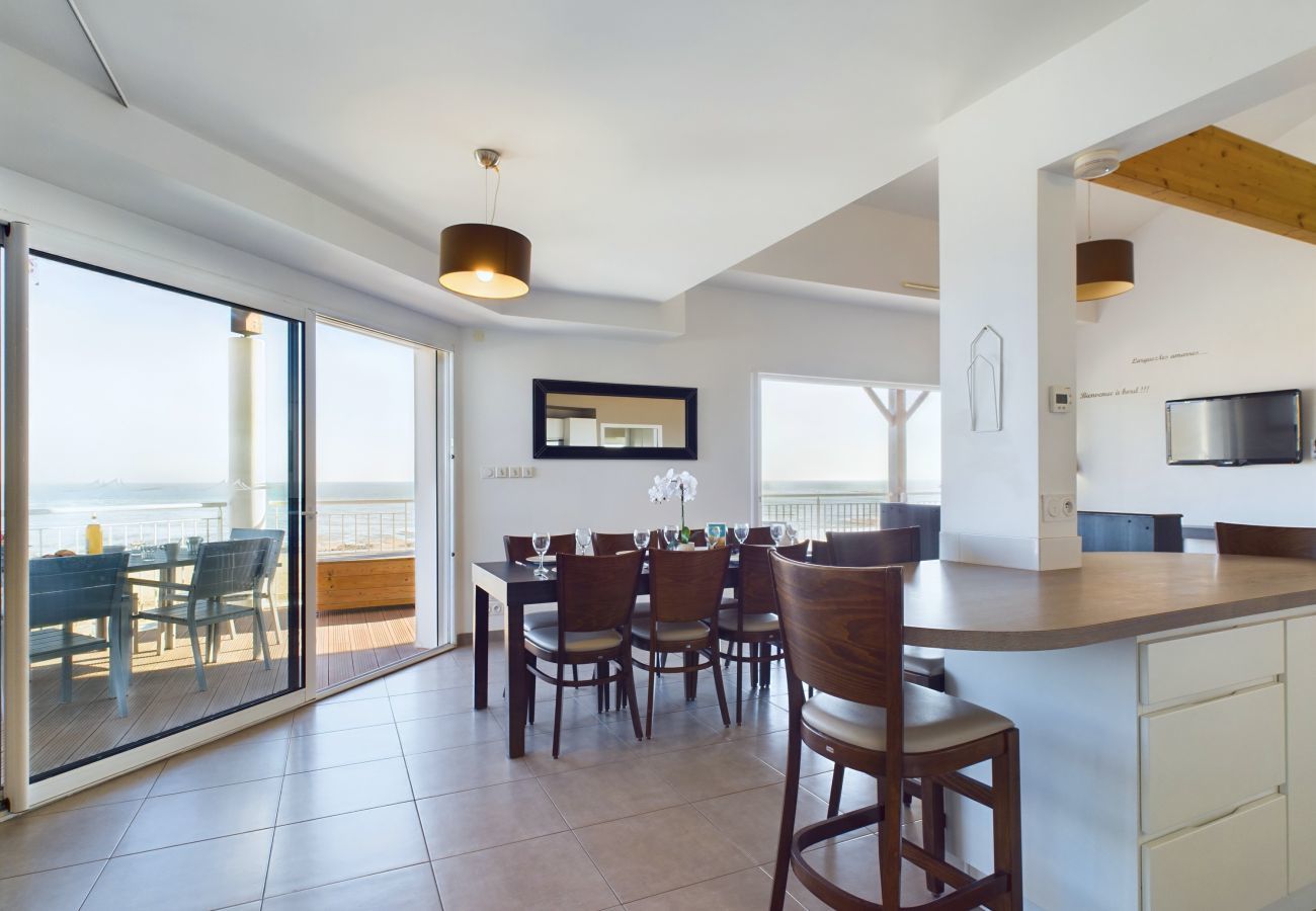 Apartment in La Tranche-sur-Mer - On the beach, flat for 12, amazing sea view