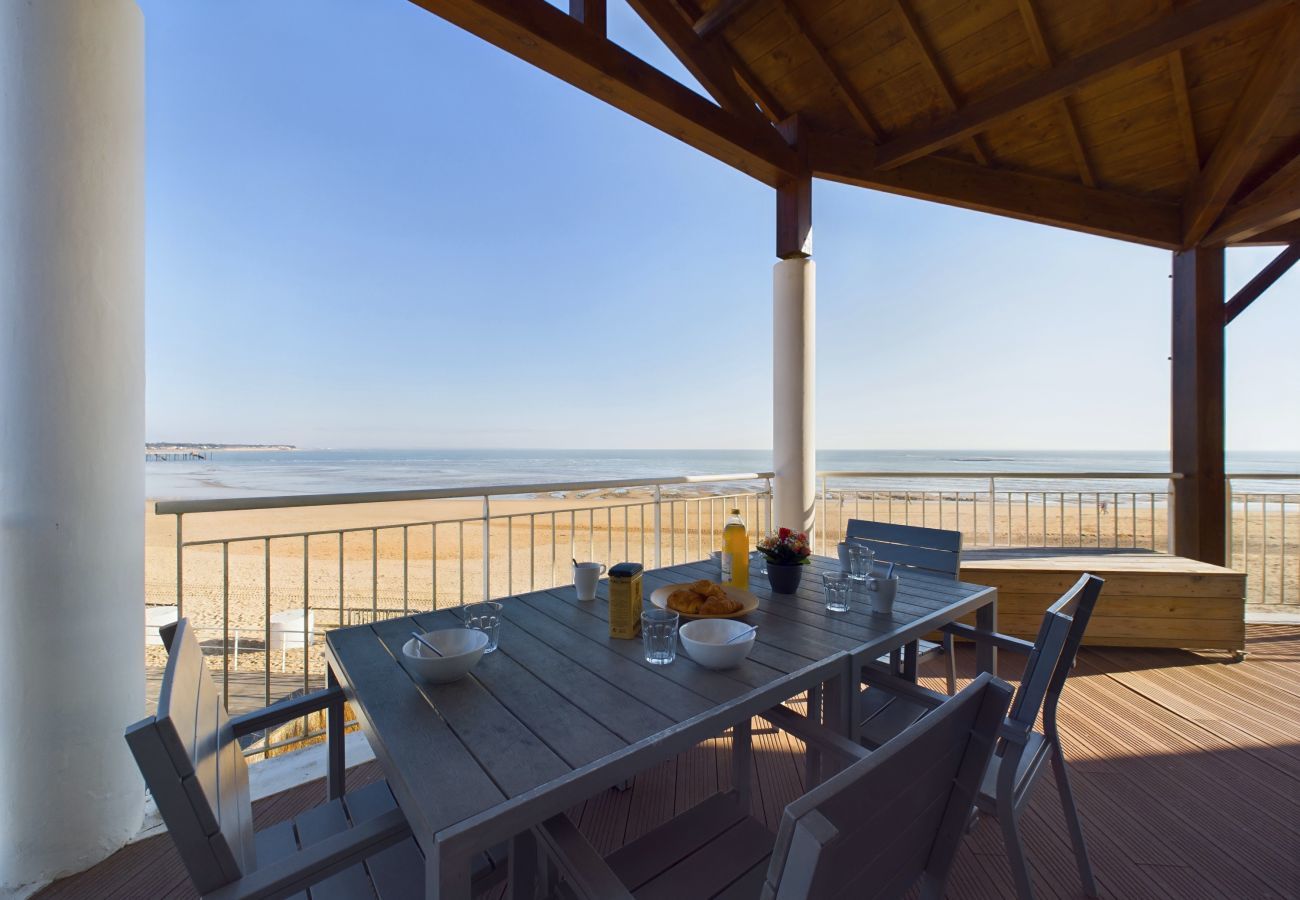 Apartment in La Tranche-sur-Mer - On the beach, flat for 12, amazing sea view
