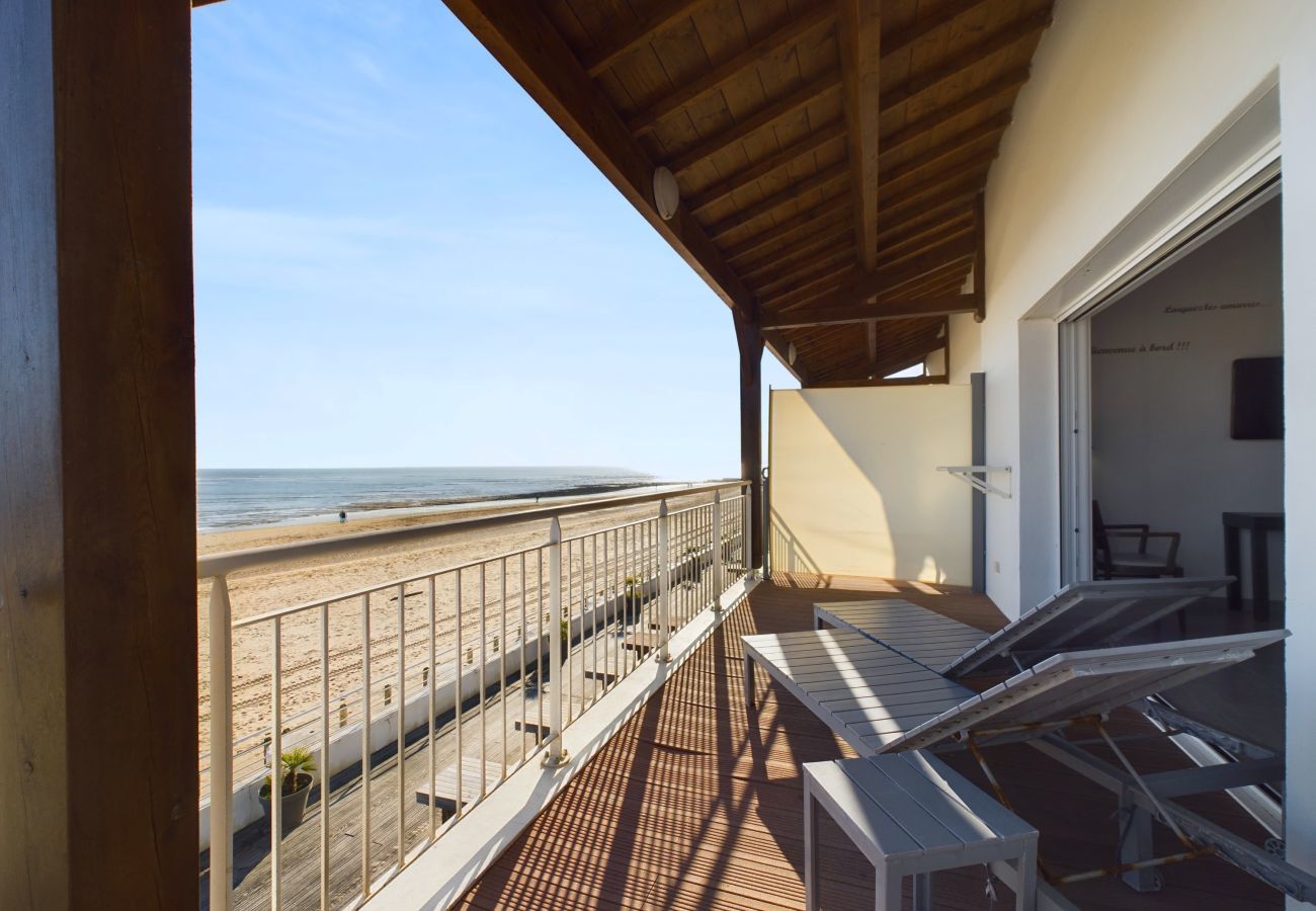 Apartment in La Tranche-sur-Mer - On the beach, flat for 12, amazing sea view