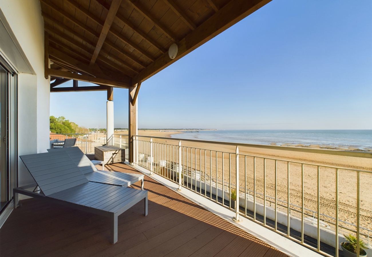 Apartment in La Tranche-sur-Mer - On the beach, flat for 12, amazing sea view