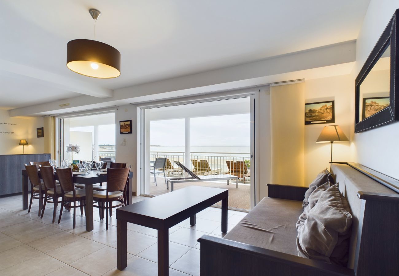 Apartment in La Tranche-sur-Mer - Seafront - Apartment for 12 - Terrace
