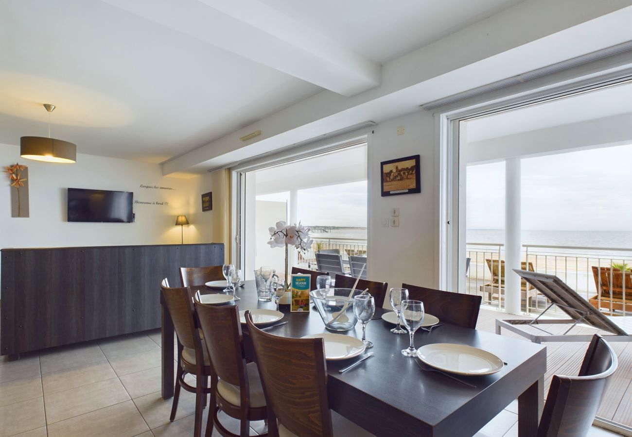Apartment in La Tranche-sur-Mer - Seafront - Apartment for 12 - Terrace