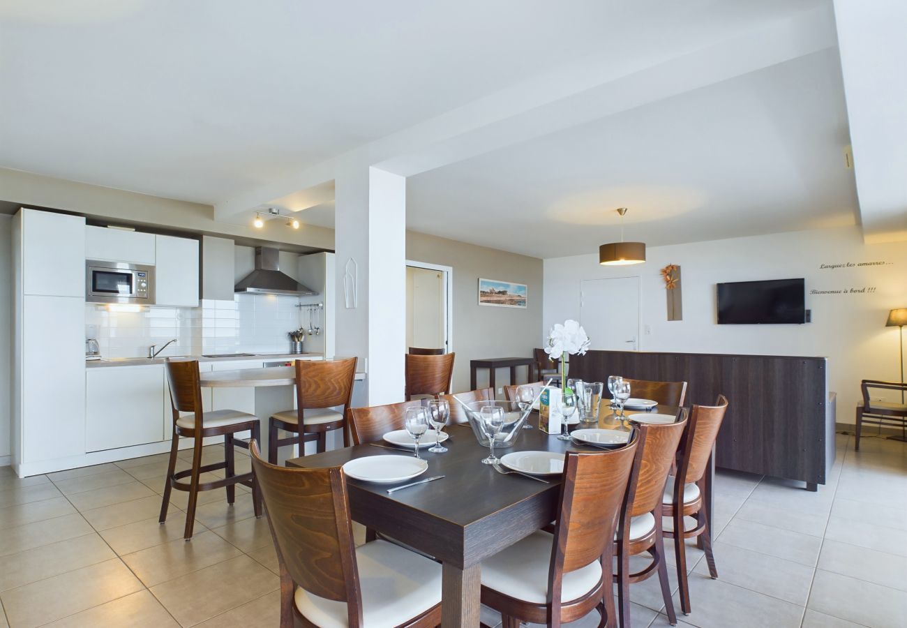 Apartment in La Tranche-sur-Mer - Seafront - Apartment for 12 - Terrace