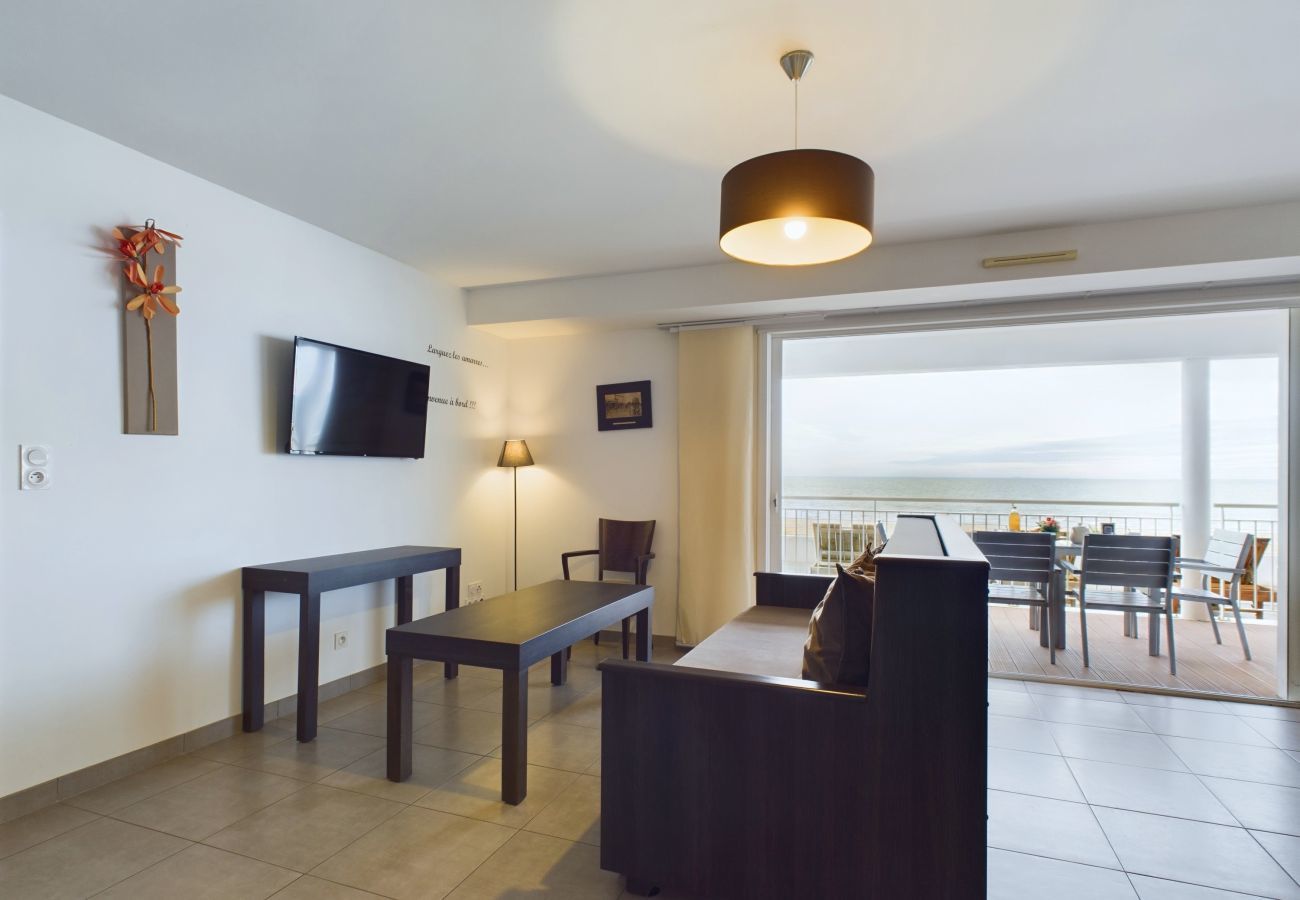 Apartment in La Tranche-sur-Mer - Seafront - Apartment for 12 - Terrace