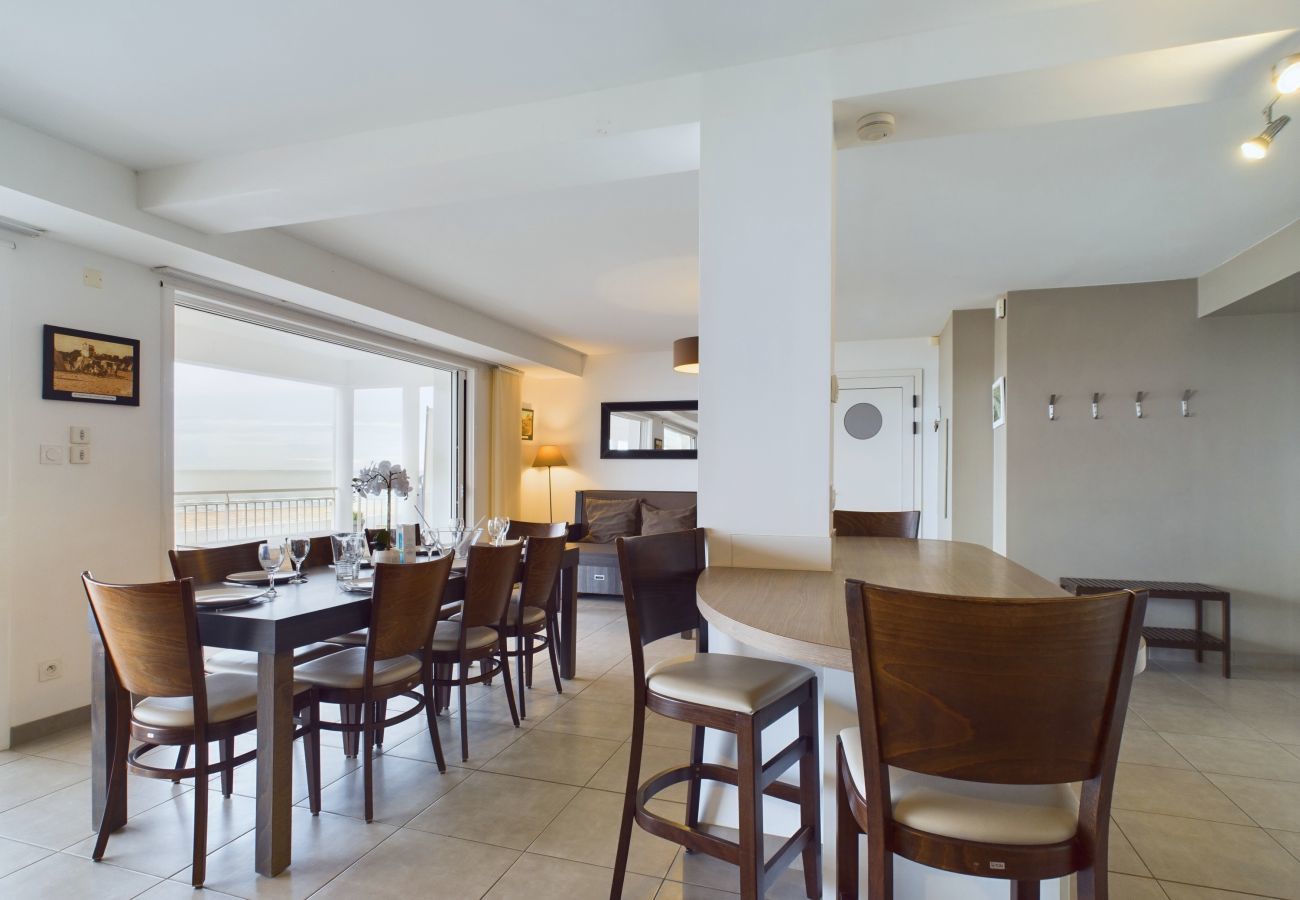Apartment in La Tranche-sur-Mer - Seafront - Apartment for 12 - Terrace